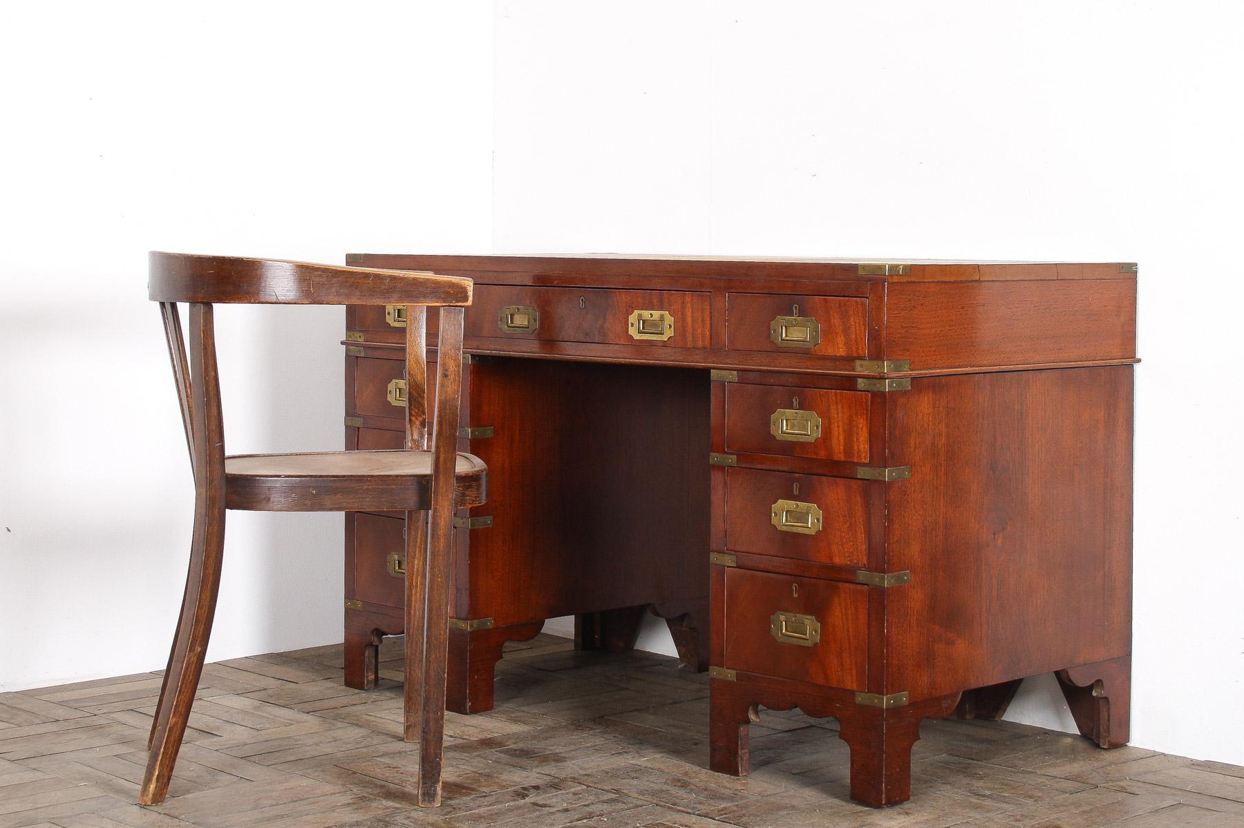Escritorio de campaña original Antique British del siglo XIX con tapa de cuero Colonial británico en venta