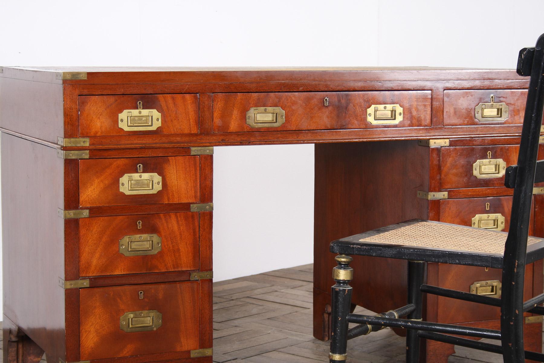 Escritorio de campaña original Antique British del siglo XIX con tapa de cuero en Bueno estado para la venta en Llanbrynmair, GB