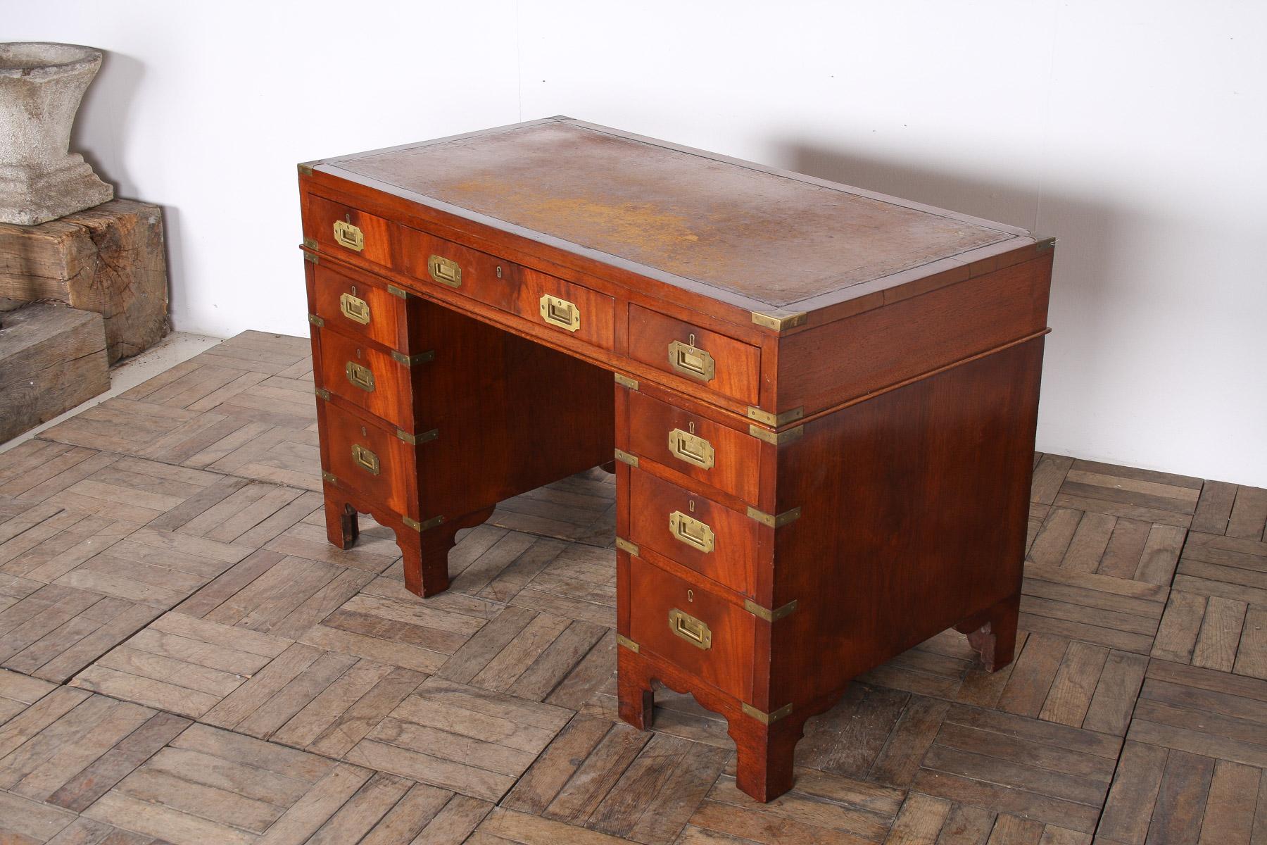 Escritorio de campaña original Antique British del siglo XIX con tapa de cuero en venta 2