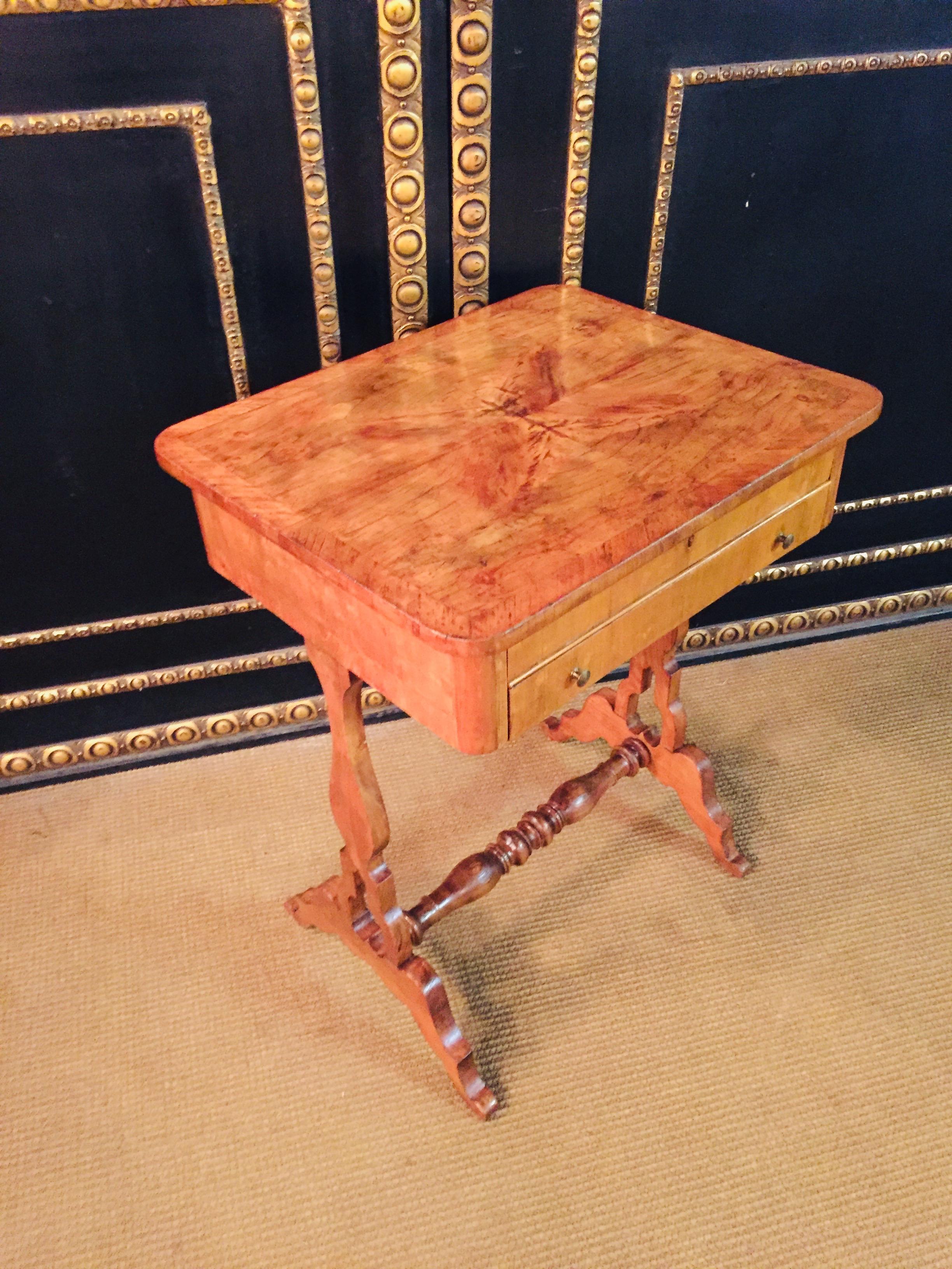 Tavolo da cucito Biedermeier originale del XIX secolo con gambe a lira in legno di ciliegio in vendita 4