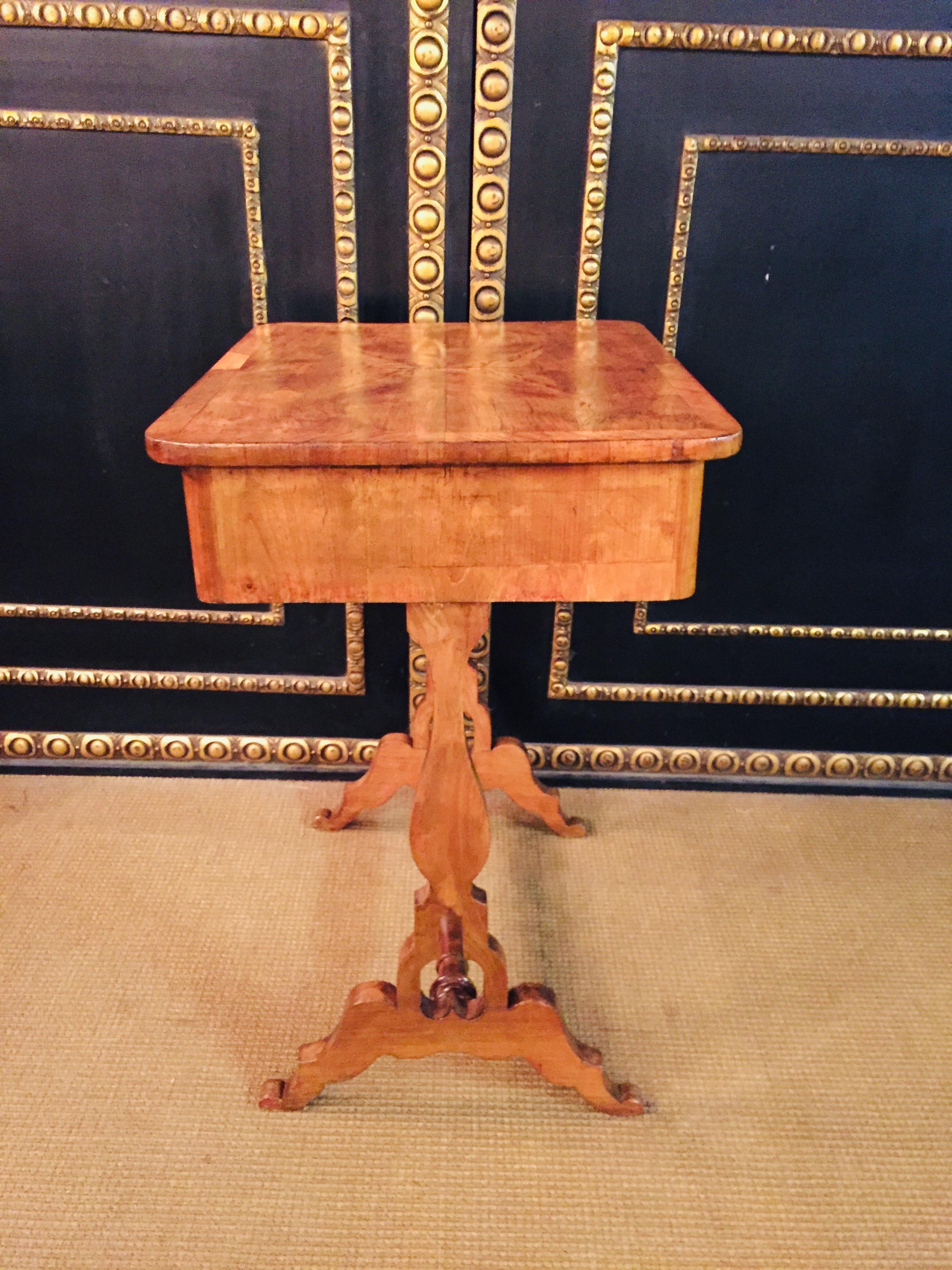 Tavolo da cucito Biedermeier originale del XIX secolo con gambe a lira in legno di ciliegio in vendita 5