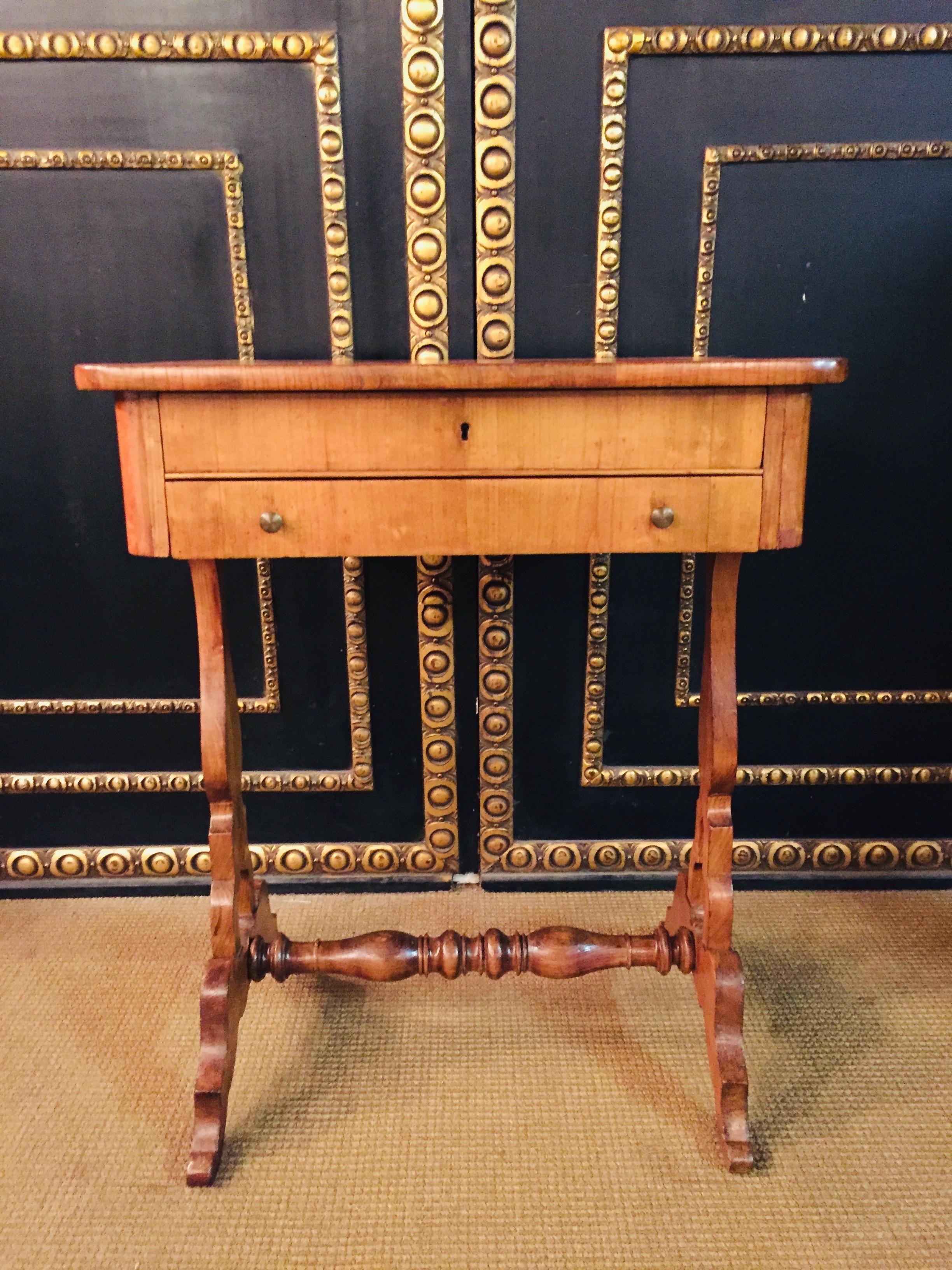 Tavolo da cucito Biedermeier originale del XIX secolo con gambe a lira in legno di ciliegio In condizioni buone in vendita a Berlin, DE