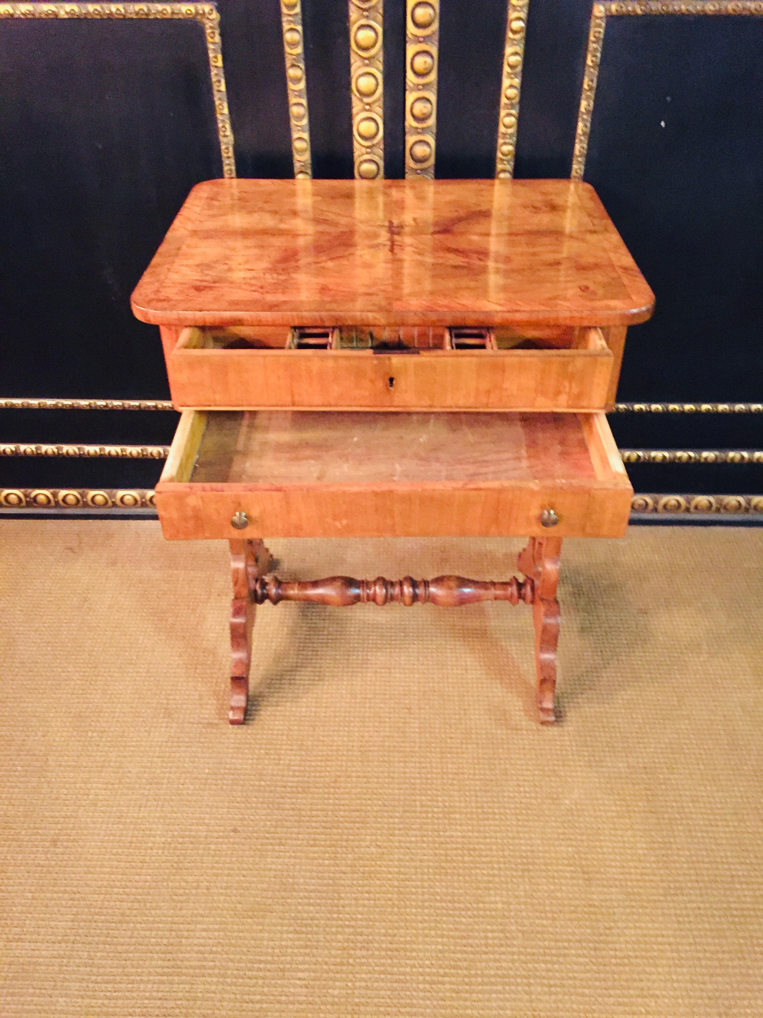 Ciliegio Tavolo da cucito Biedermeier originale del XIX secolo con gambe a lira in legno di ciliegio in vendita