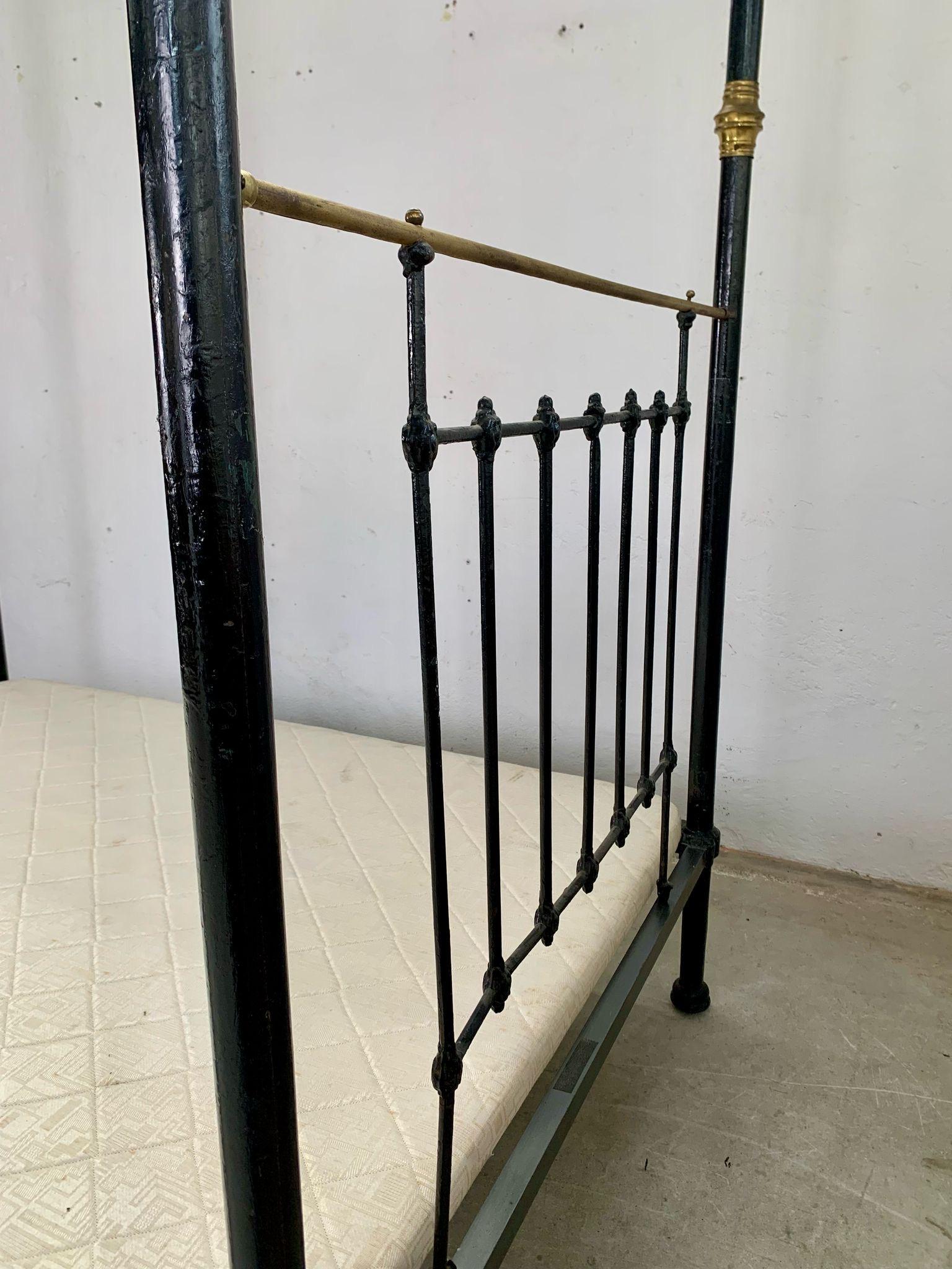 Original 19th-century canopy bed, 19th, Italy For Sale 11