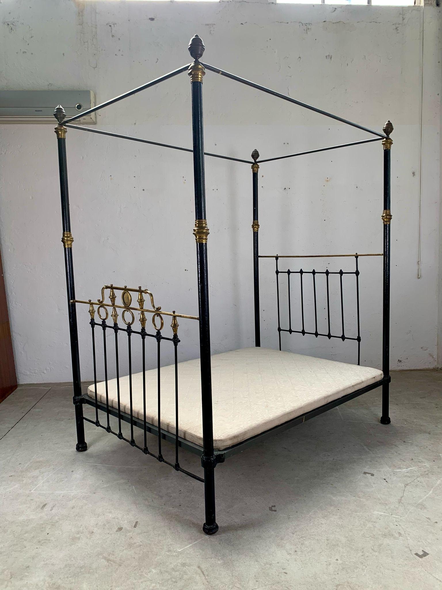 Original 19th-century canopy bed, 19th, Italy In Good Condition For Sale In Milano, IT