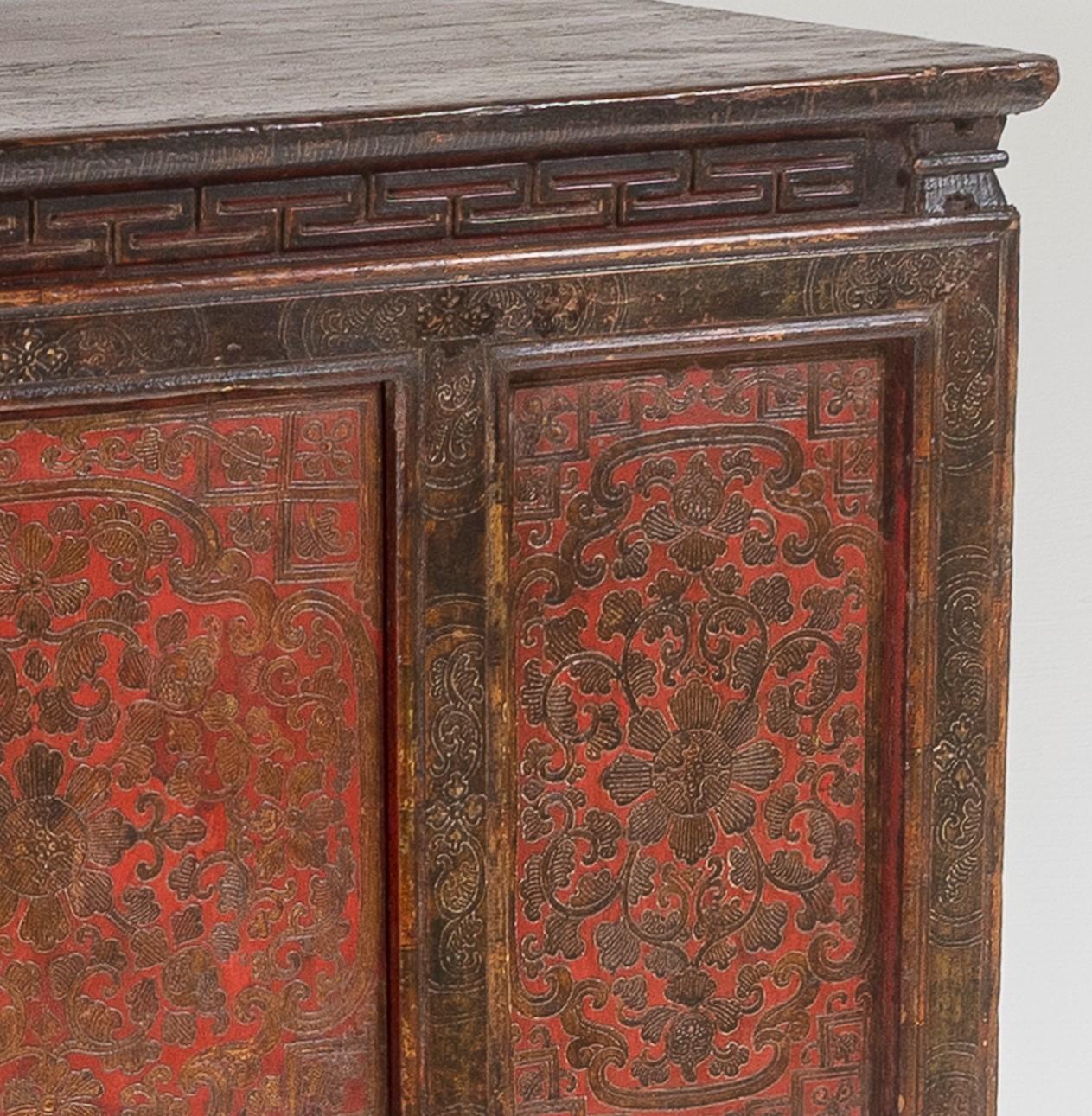 Original 19thC Large Chinese Tibetan Hand Painted Lacquered Cupboard Sideboard en vente 3