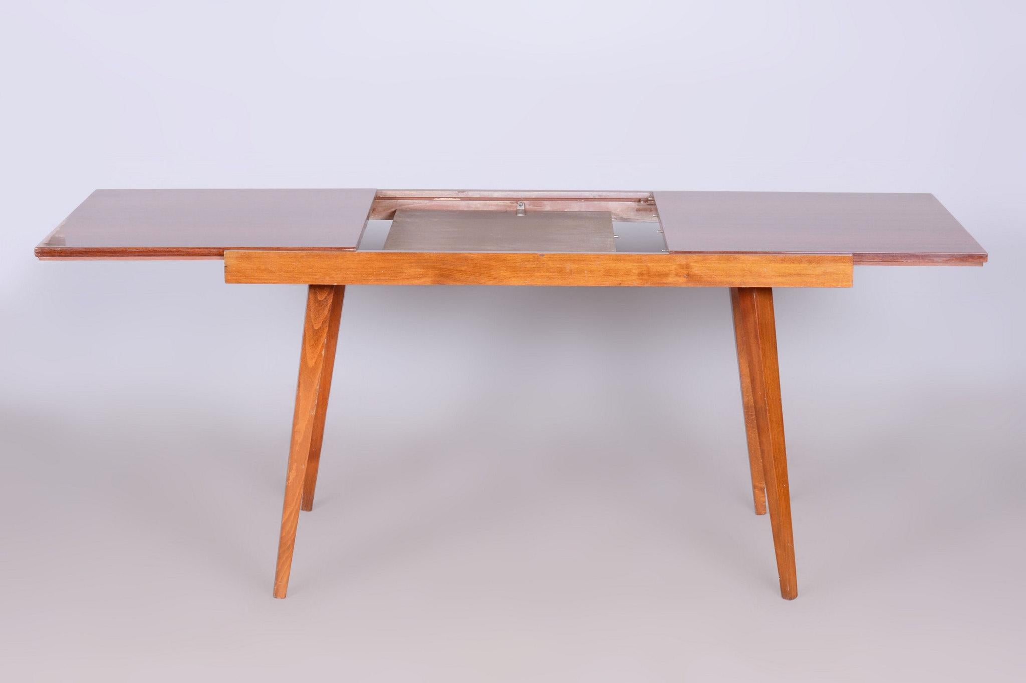 Original 20. Table pliante du siècle dernier, hêtre, placage en acajou, tchèque, années 1960 Bon état - En vente à Brandys nad Labem, Středočeský kraj