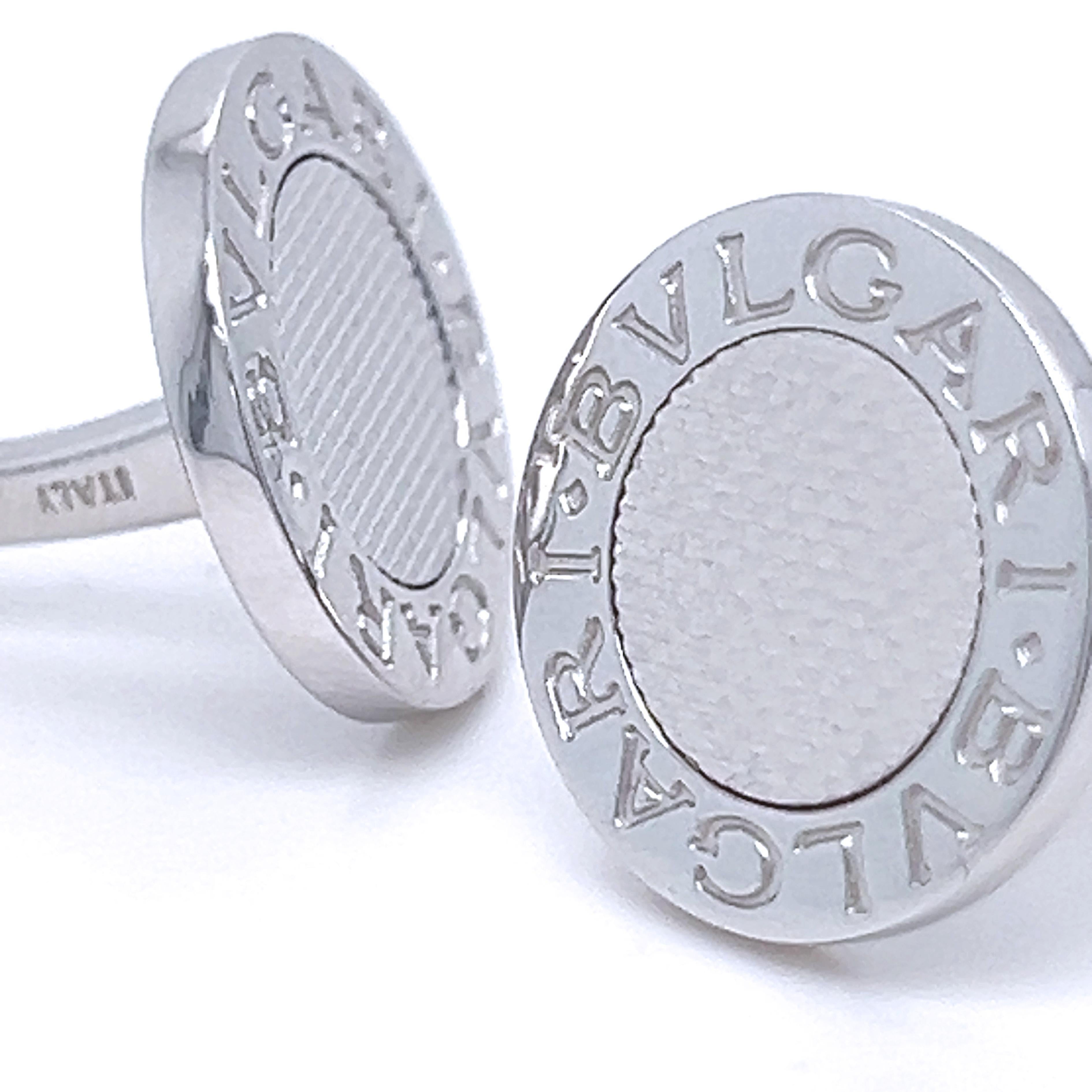 Original 2010, iconic, absolutely chic Bvlgari Bvlgari Cufflinks.
The Bvlgari Bvlgari motif becomes from the beginning a new timeless classic of this outstanding brand, here declined in the solid 18KT white gold, matelassé version.
A little
