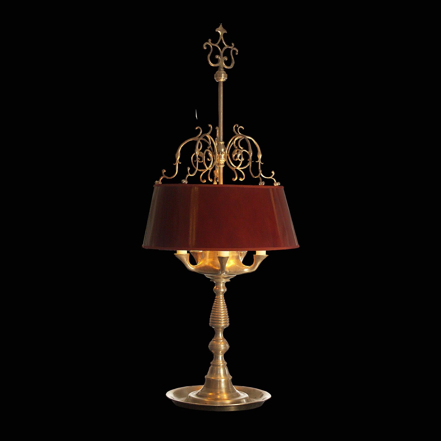 Lampe de table dans le style d'une lampe à huile antique 
Le matériau utilisé est le laiton argenté, l'abat-jour en métal laqué
Convient pour les États-Unis.

