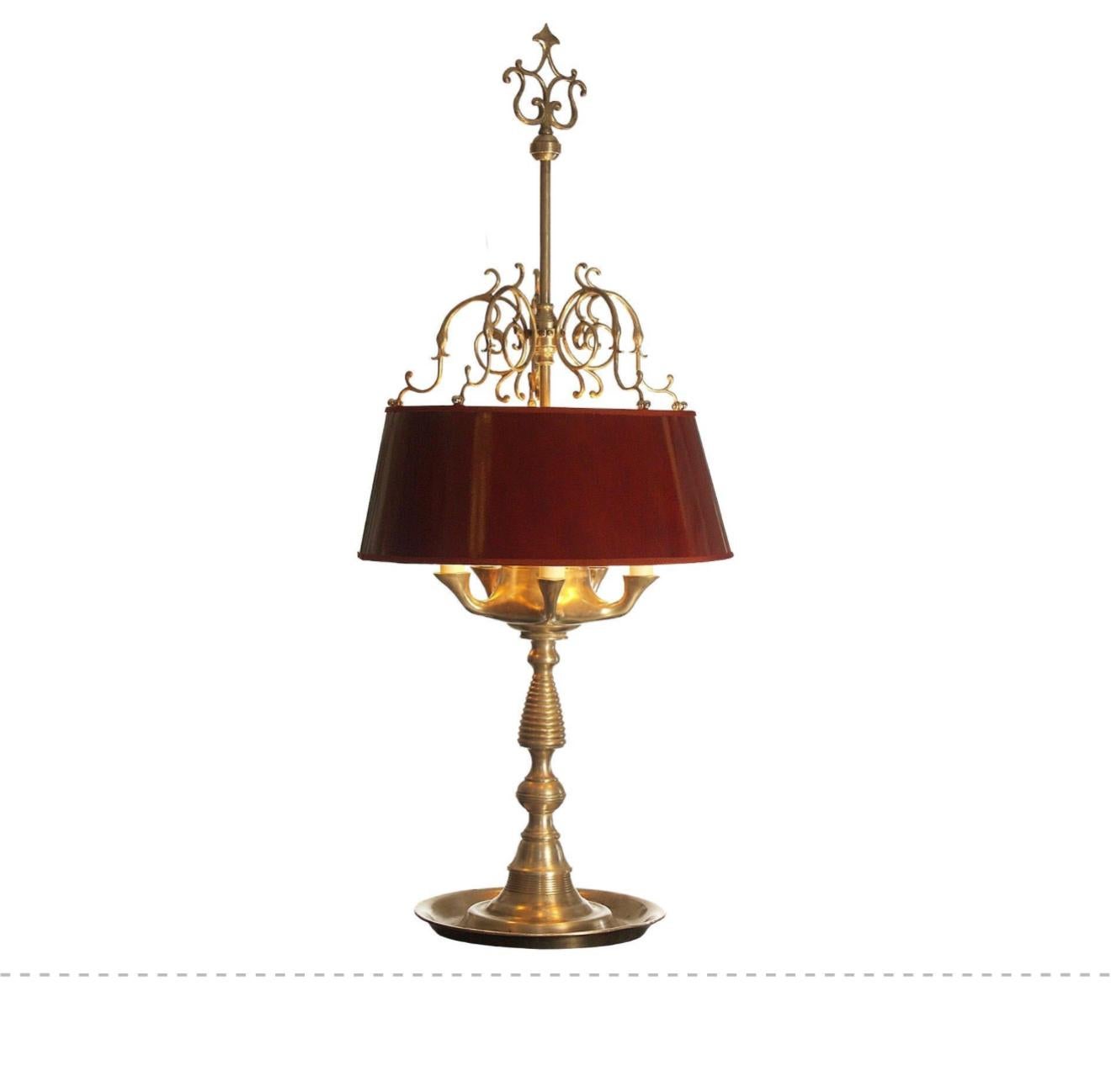 Lampe de table dans le style d'une lampe à huile ancienne 
Le matériau utilisé est le laiton argenté, l'abat-jour est en métal laqué.
Convient aux États-Unis.

