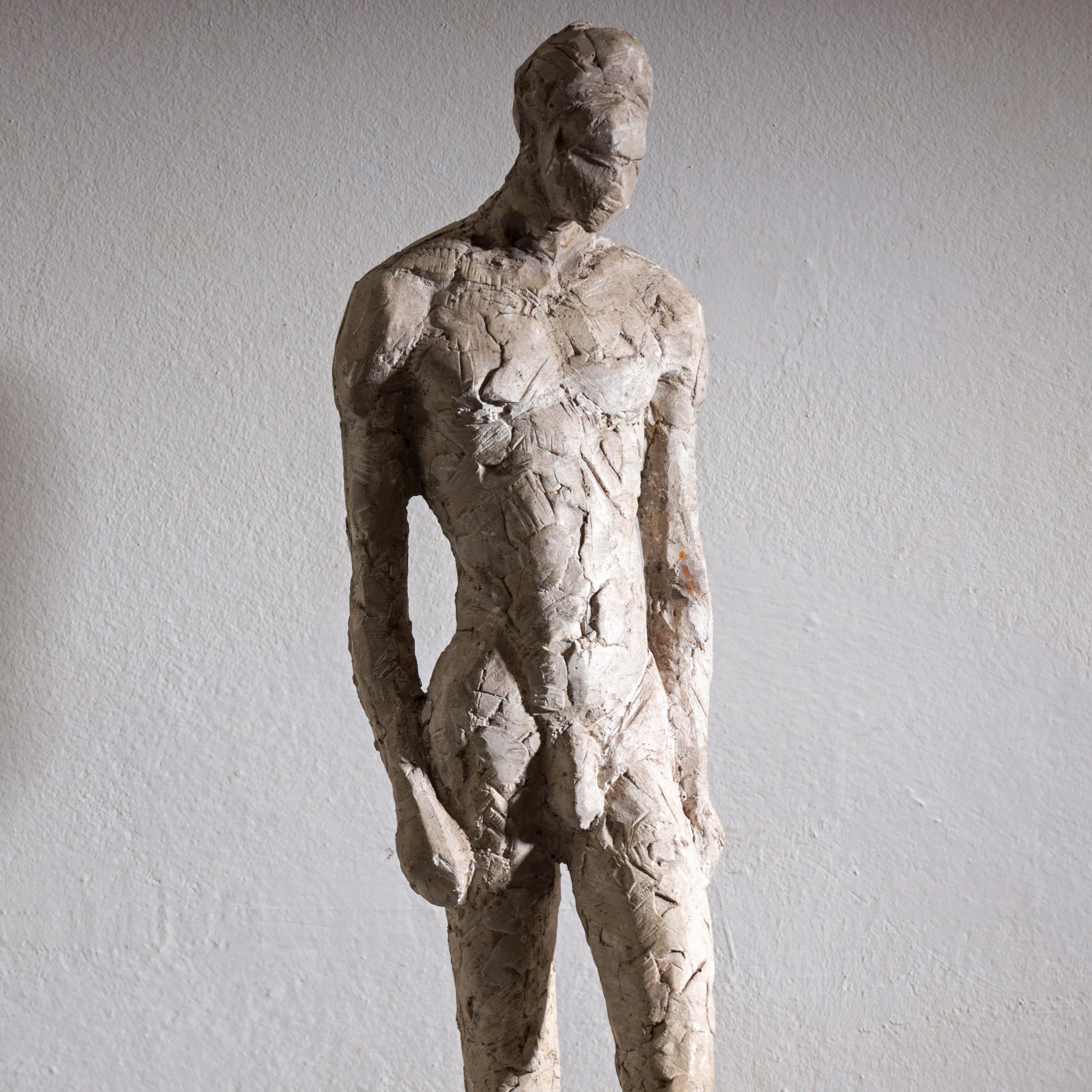 Nudo. Scultura originale in gesso. Grande, potente, languida figura brutalista. Circa 1980. Frank Van Der Loo (nato nel 1956) Paesi Bassi.