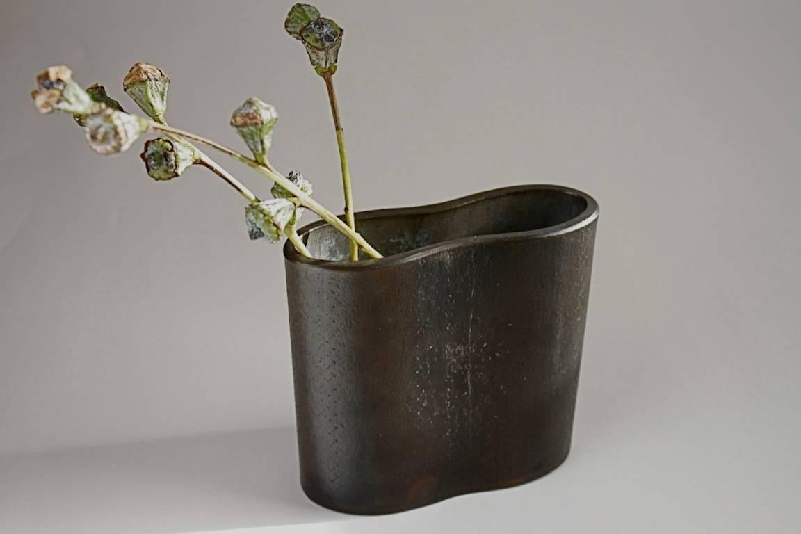 Die gepresste Vase aus Stahlguss ist ein Originalentwurf von Scott Gordon und wird exklusiv über Vermontica verkauft. Hier in einer Ausführung aus geschwärztem Stahl gezeigt.
Gesamtabmessungen: 4.25
