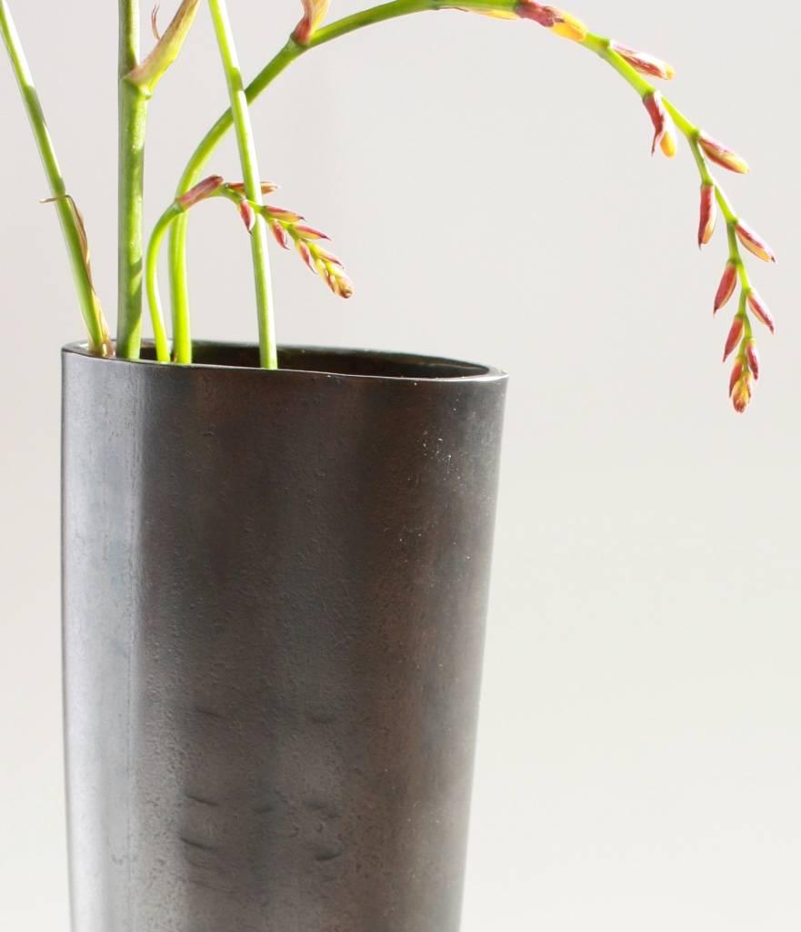 Zeitgenössische minimalistische Vase aus Stahlguss des 21. Jahrhunderts von Scott Gordon (Minimalistisch) im Angebot