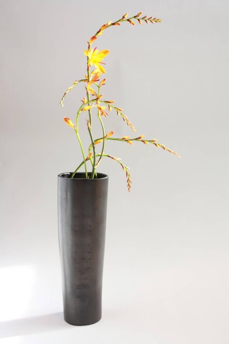 Zeitgenössische minimalistische Vase aus Stahlguss des 21. Jahrhunderts von Scott Gordon (Gegossen) im Angebot