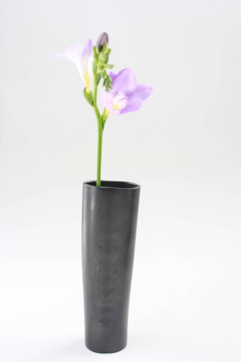 Zeitgenössische minimalistische Vase aus Stahlguss des 21. Jahrhunderts von Scott Gordon im Zustand „Neu“ im Angebot in Sharon, VT
