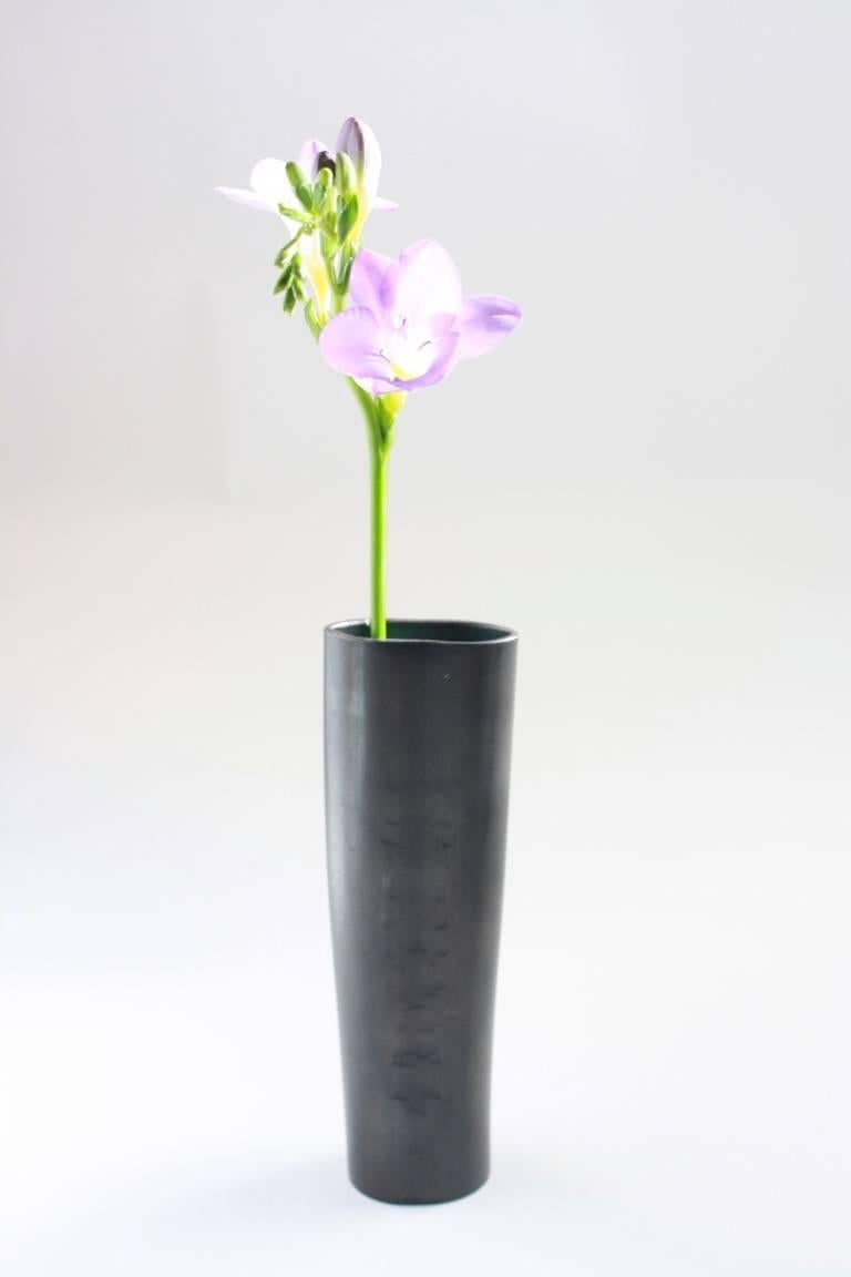 Zeitgenössische minimalistische Vase aus Stahlguss des 21. Jahrhunderts von Scott Gordon (21. Jahrhundert und zeitgenössisch) im Angebot