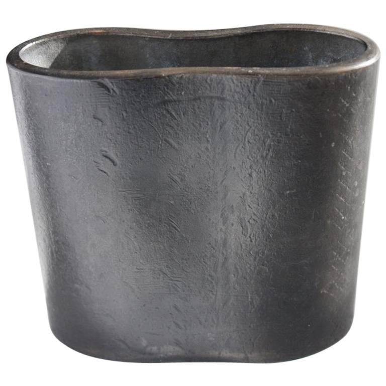 Vaso minimalista in acciaio fuso originale del XXI secolo di Gordon Scott