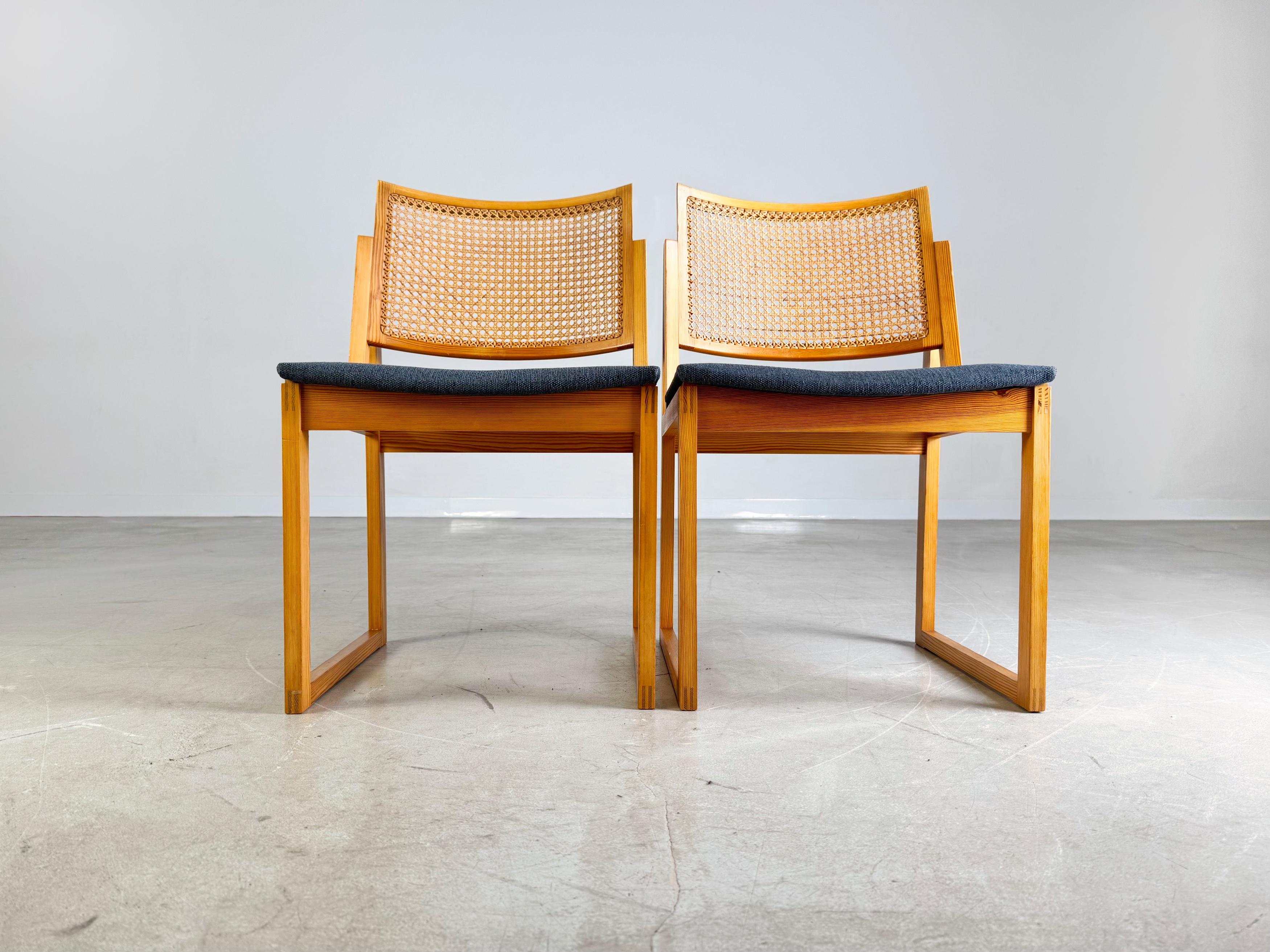 Original 2er Satz Kai Lyngfeldt Larsen Stuhl Midcentury Søborg 526 (Moderne der Mitte des Jahrhunderts) im Angebot