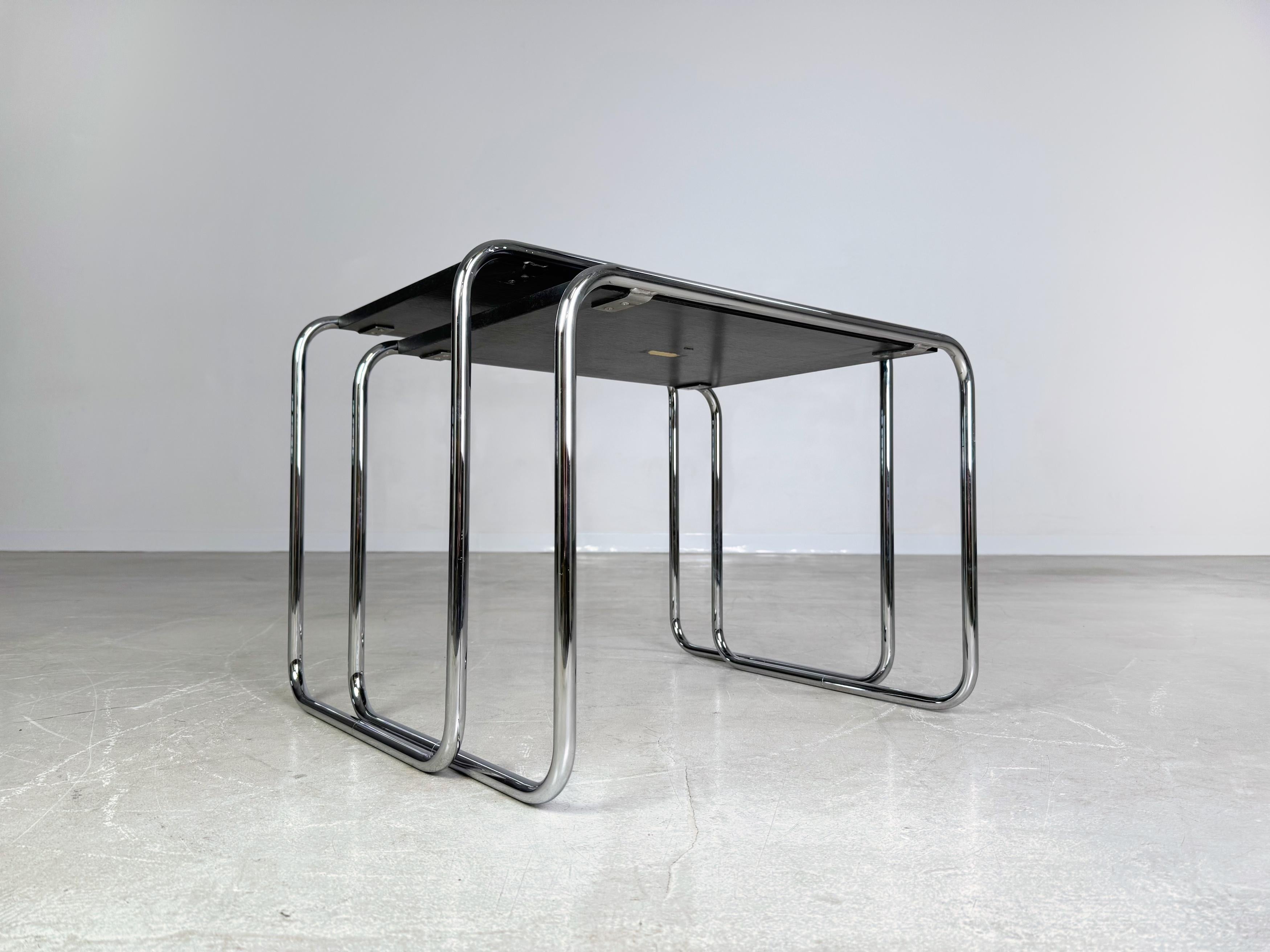 Wir bieten zwei wunderschöne Satztische von Marcel Breuer zum Verkauf an. Die Beistelltische stammen aus einem Haushalt mit ausschließlich Thonet Originalen, weshalb wir vom Hersteller Thonet ausgehen, diese jedoch kein Branding/ Sticker