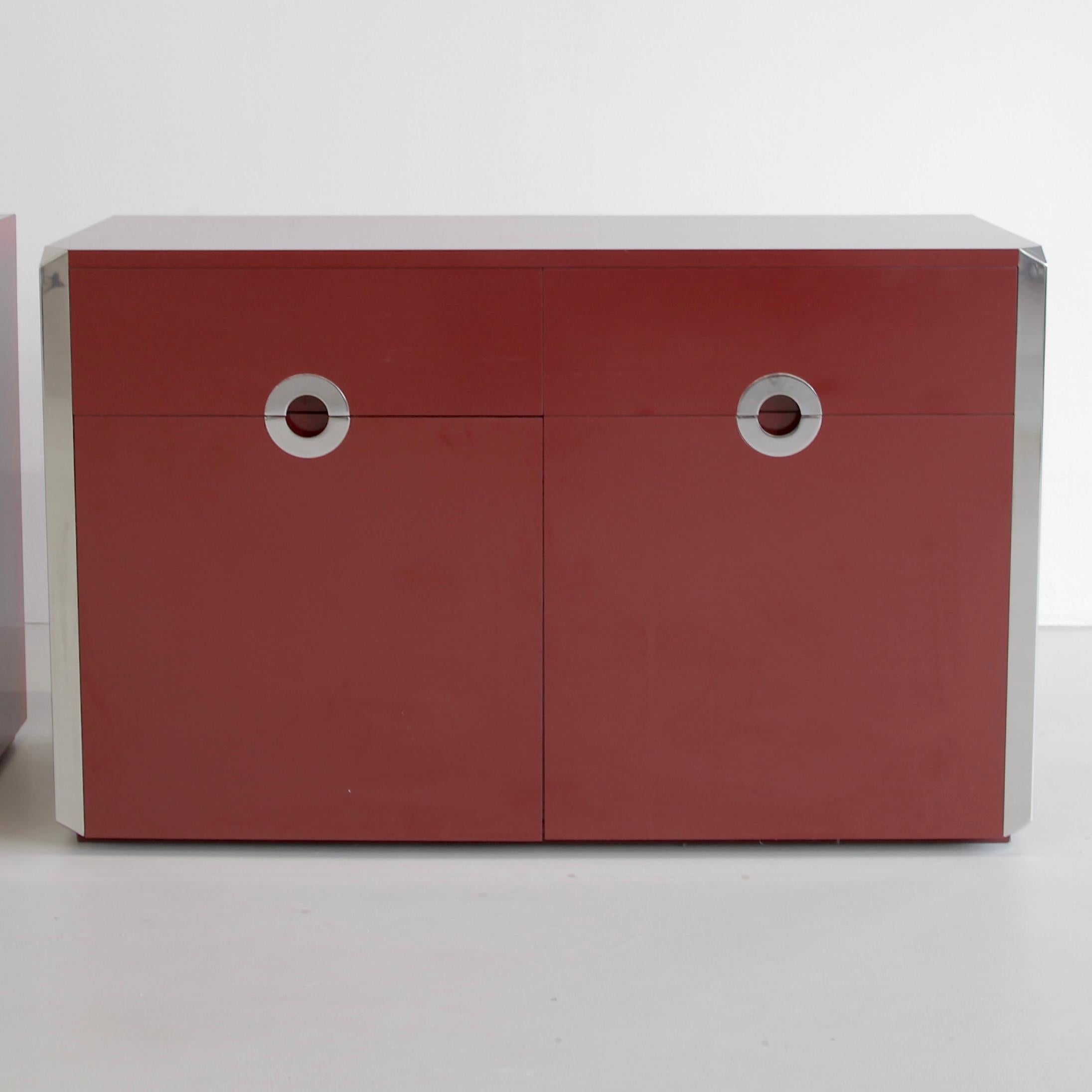 Zweitüriges Sideboard, entworfen von Willy Rizzo. Italien, Maria Sabot, 1972.

Dunkelrotes Laminat und verchromtes Sideboard, entworfen von Willy Rizzo und hergestellt von Mario Sabot. Zwei Türen und zwei Schubladen, einschließlich eines eingebauten