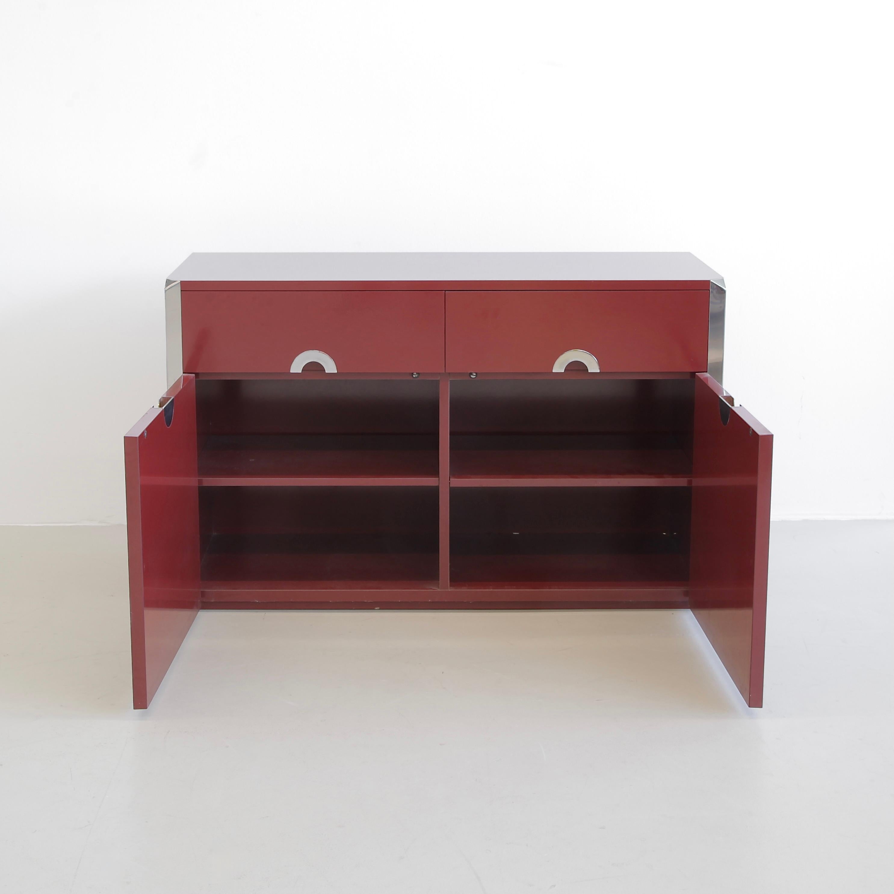 Aparador de dos puertas diseñado por Willy Rizzo. Italia, Maria Sabot, 1972.

Aparador de laminado rojo oscuro y detalles cromados diseñado por Willy Rizzo y producido por Mario Sabot. Dos puertas y dos cajones. Aparador de edición reducida en este
