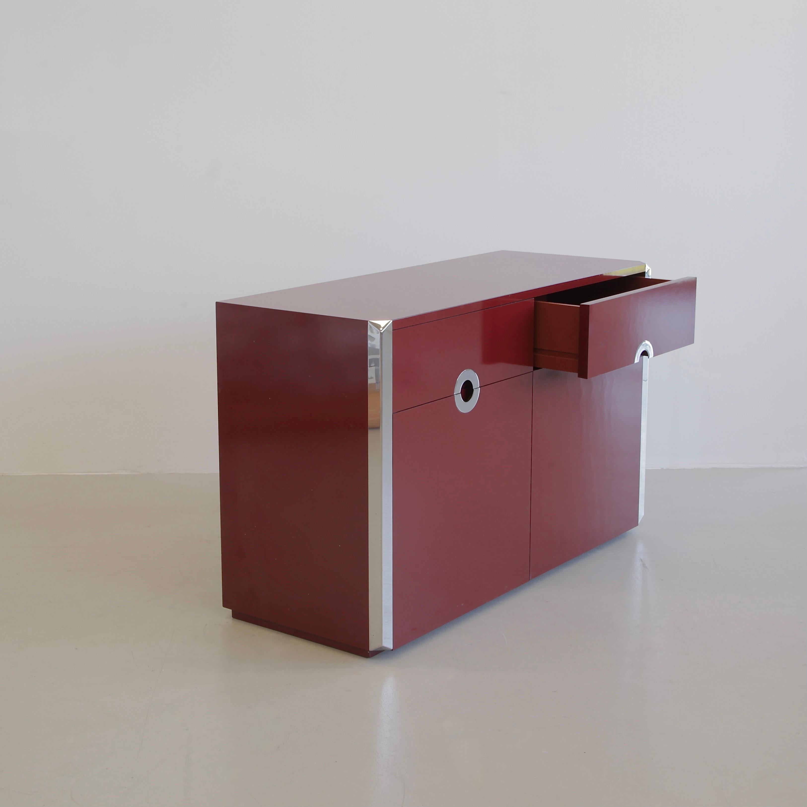Aparador original de 3 puertas con superficie laminada roja de Willy RIZZO, Sabot 1972 en Bueno estado para la venta en Berlin, Berlin