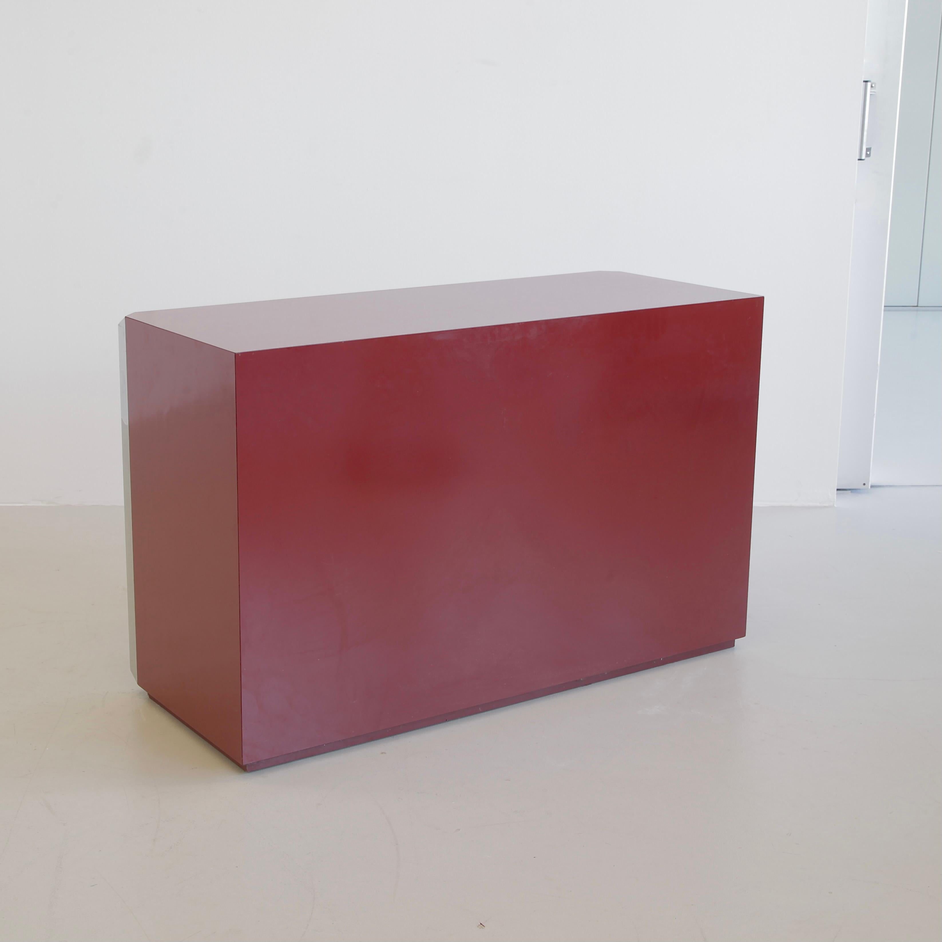 Aparador original de 3 puertas con superficie laminada roja de Willy RIZZO, Sabot 1972 finales del siglo XX en venta