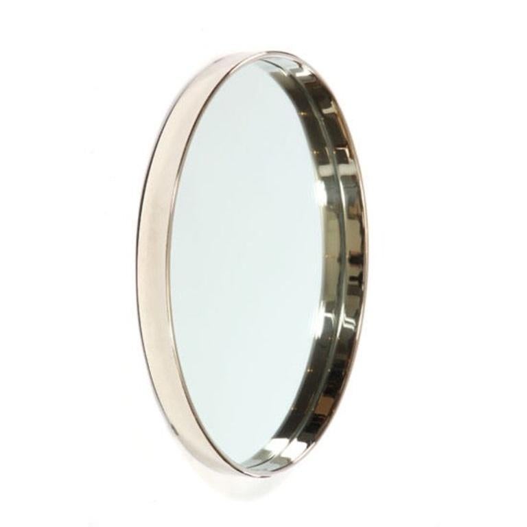 Un miroir original avec un cadre en acier inoxydable poli aux bords profonds. ?