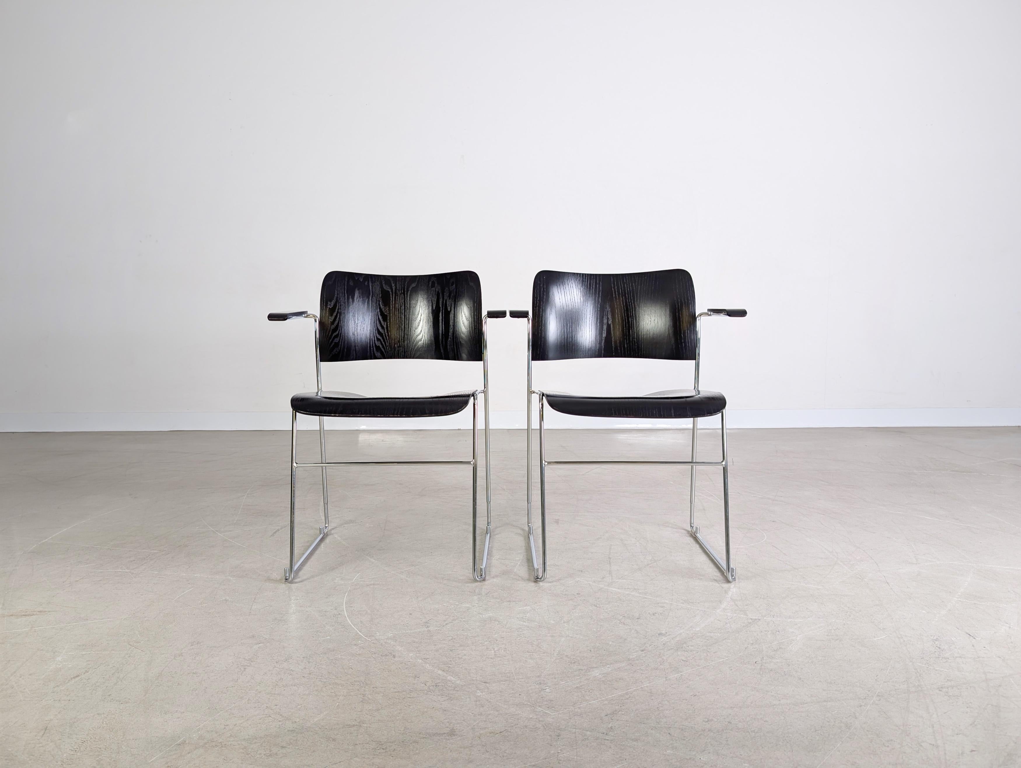 Wir bieten ein wunderschönes und äußerst seltenes 4er Set Stapelstühle von Howe zum Verkauf an. Die Stühle sind unter dem Modellnamen 40/4 bekannt und wurden von David Rowland entworfen. Bei den angebotenen Exemplaren handelt es sich um die begehrte
