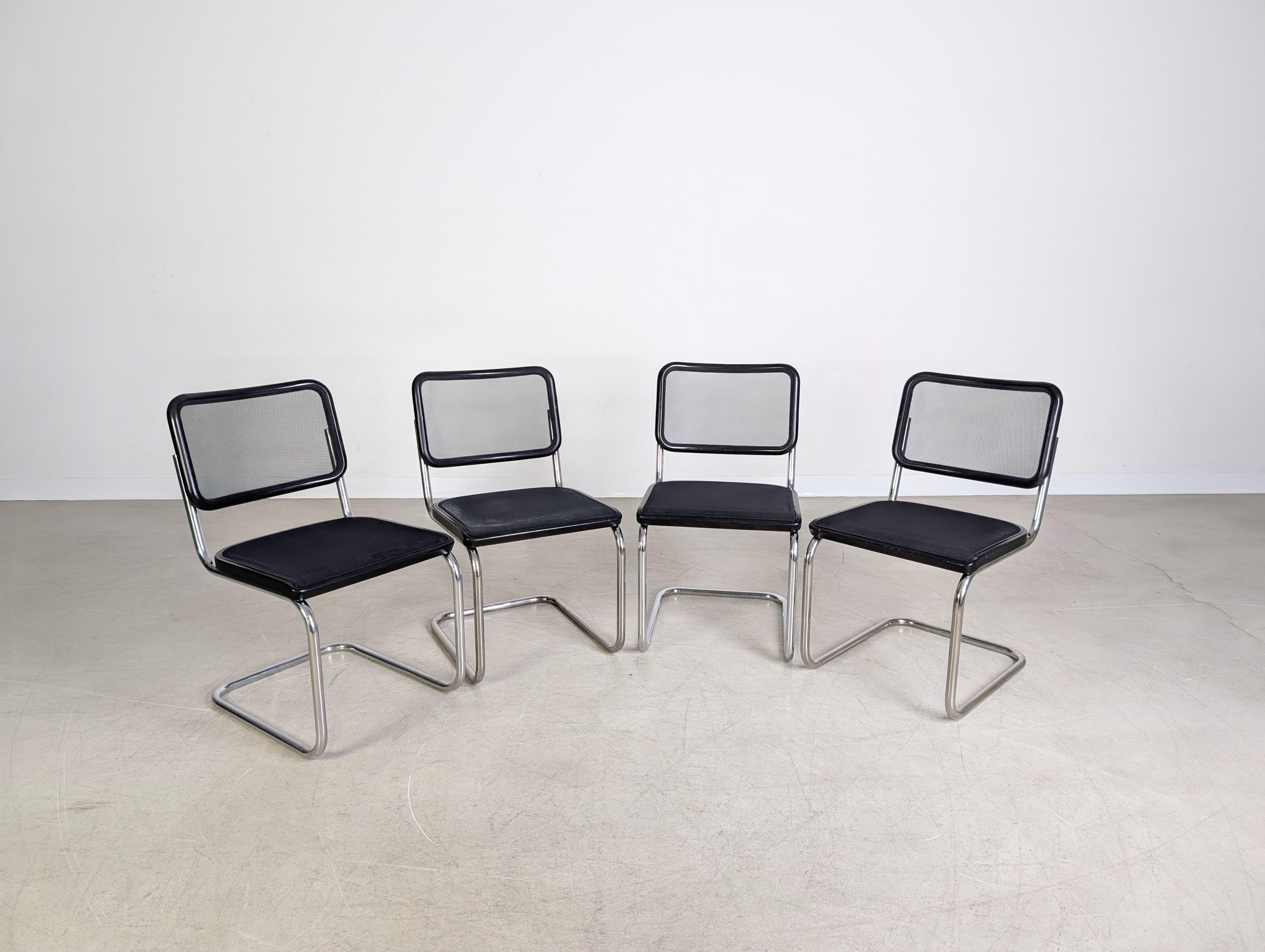Wir bieten ein wunderschönes 4er Set Freischwinger Stühle mit Netzbespannung von Thonet aus dem Jahr 2000 zum Verkauf an. Es stehen insgesamt 15 Stühle zum Verkauf an.

***Der Preis bezieht sich auf das 4er Set.***

***Bei der Abnahme weiterer