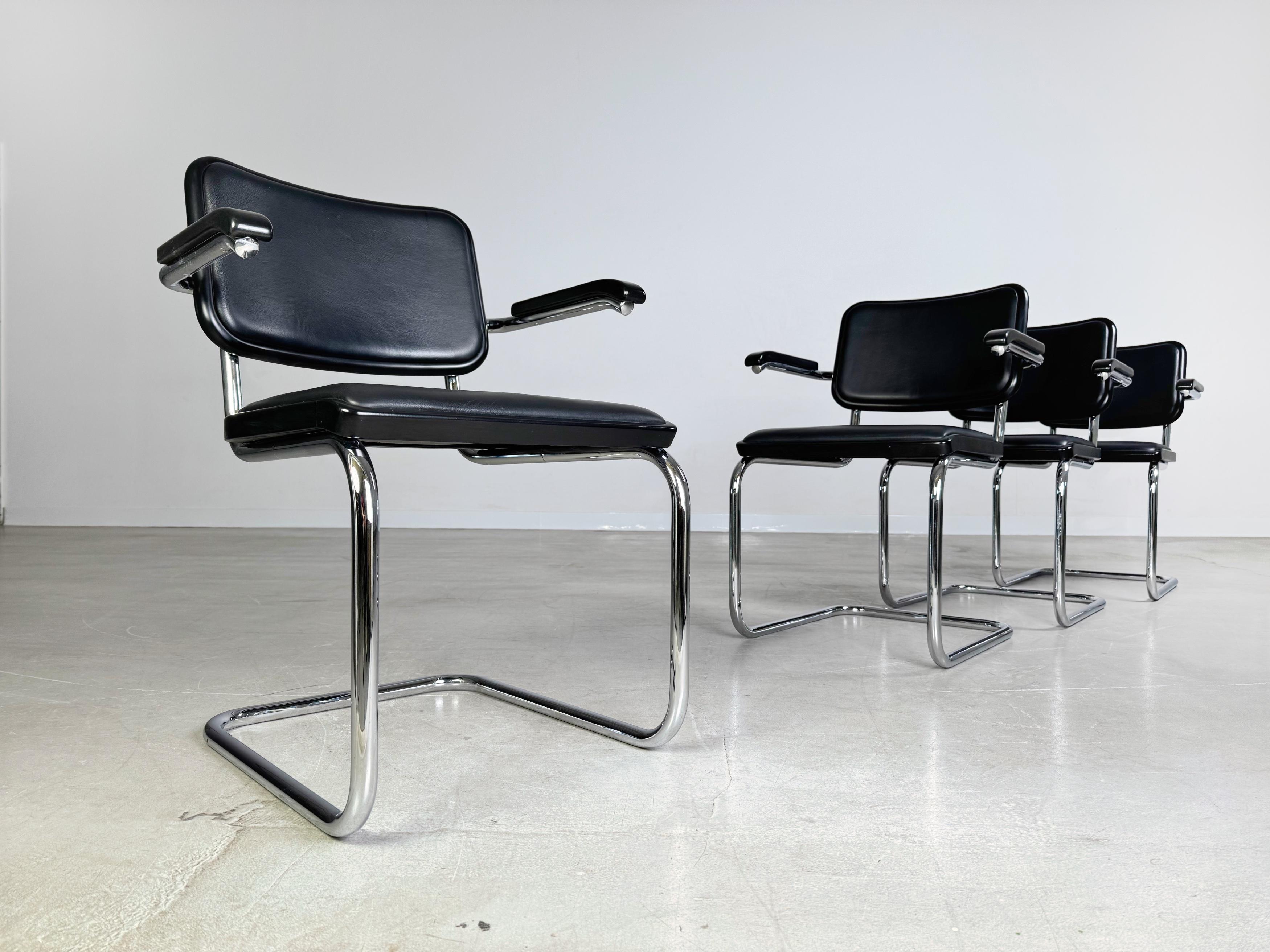 Wir bieten ein wunderschönes 4er Set Thonet S64 Freischwinger mit schwarzem Leder aus dem Jahr 2000 zum Verkauf an. Das Modell wurde ursprünglich von Marcel Breuer entworfen und gilt heute als wahrer Design-Klassiker.

Zustand: Sehr guter, nahezu