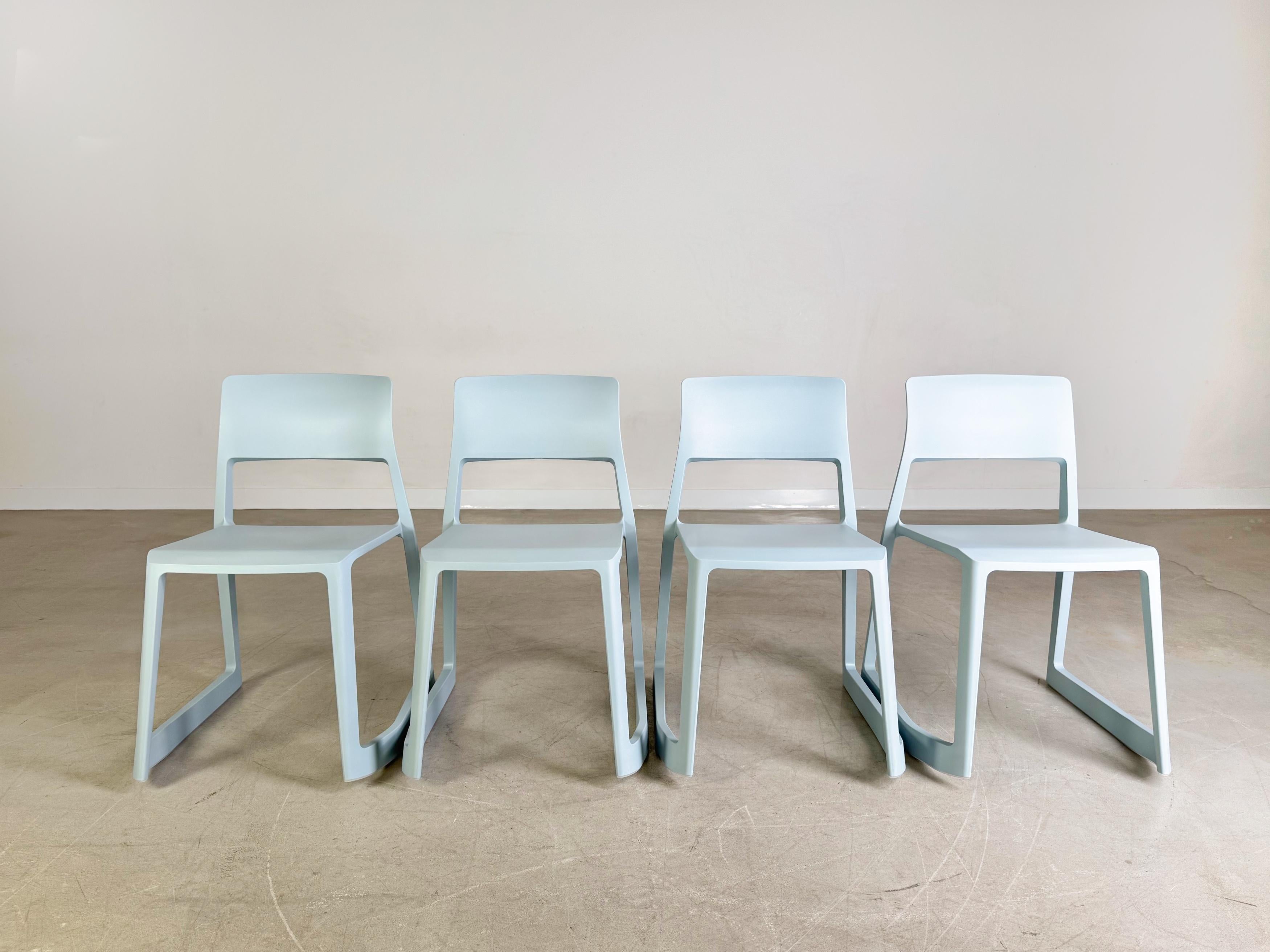 Wir bieten ein wunderschönes 4er Set Vitra Tip Ton Stühle aus dem Jahr 2019 zum Verkauf an. Bei der Farbe der Stühle handelt es sich um ein helles blau/ grau. Insgesamt stehen zehn dieser Stühle und zehn weitere in einem hellen beige Farbton zum