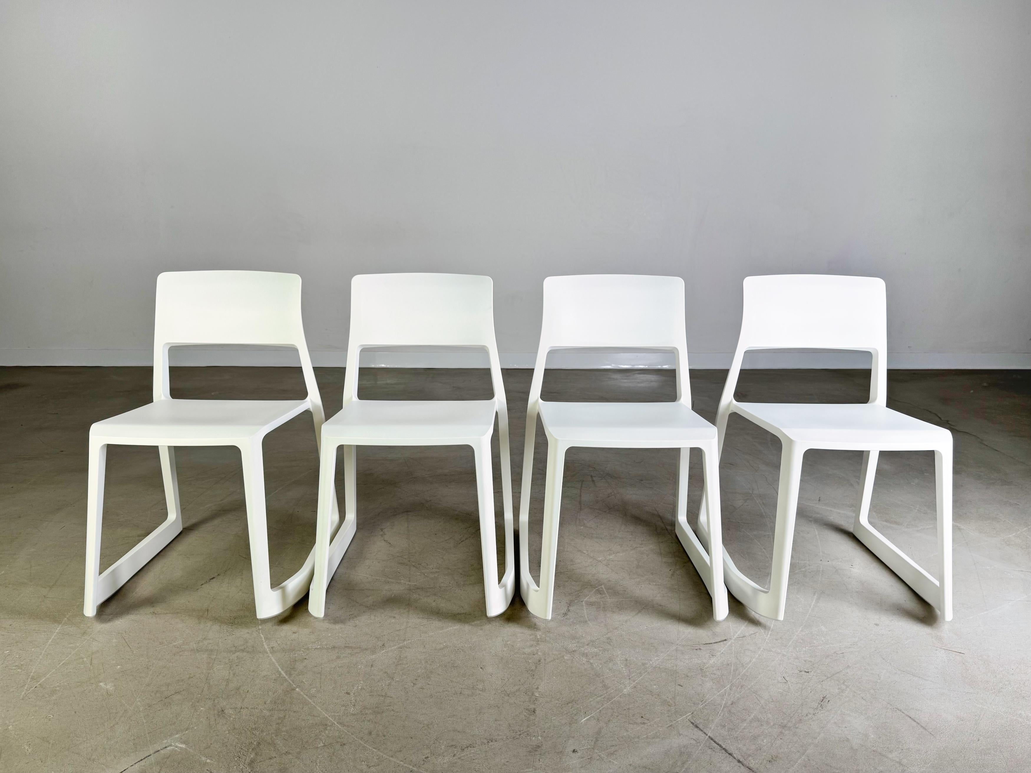 Wir bieten ein wunderschönes 4er Set Vitra Tip Ton Stühle aus dem Jahr 2019 zum Verkauf an. Bei der Farbe der Stühle handelt es sich um einen hellen beige Farbton. Insgesamt stehen zehn dieser Stühle und zehn weitere in einem hellen blau/grauen