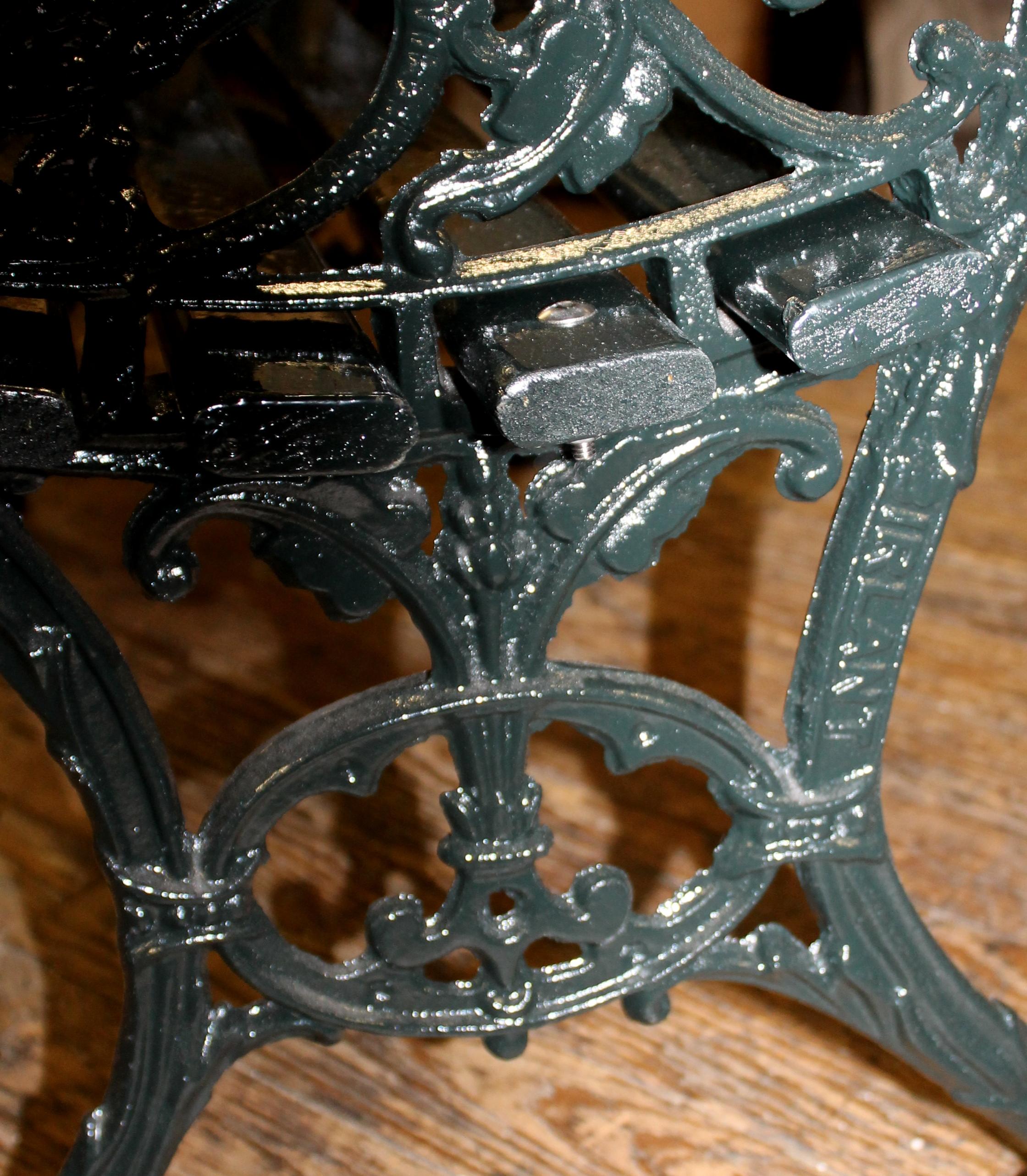 Banc d'origine Charleston en fonte et cyprès peint, de 6 pieds double en vente 2