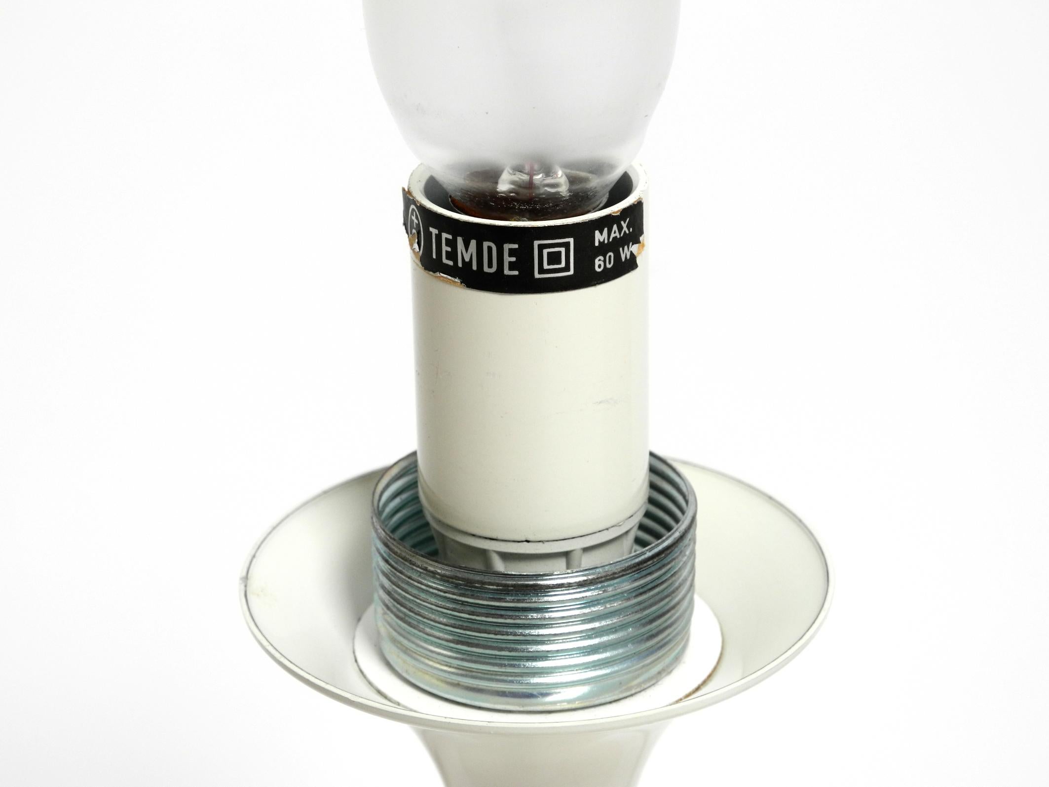 Lampada da tavolo originale degli anni '60 in metallo bianco di Max Bill per Temde con paralume in vetro opalino in vendita 3