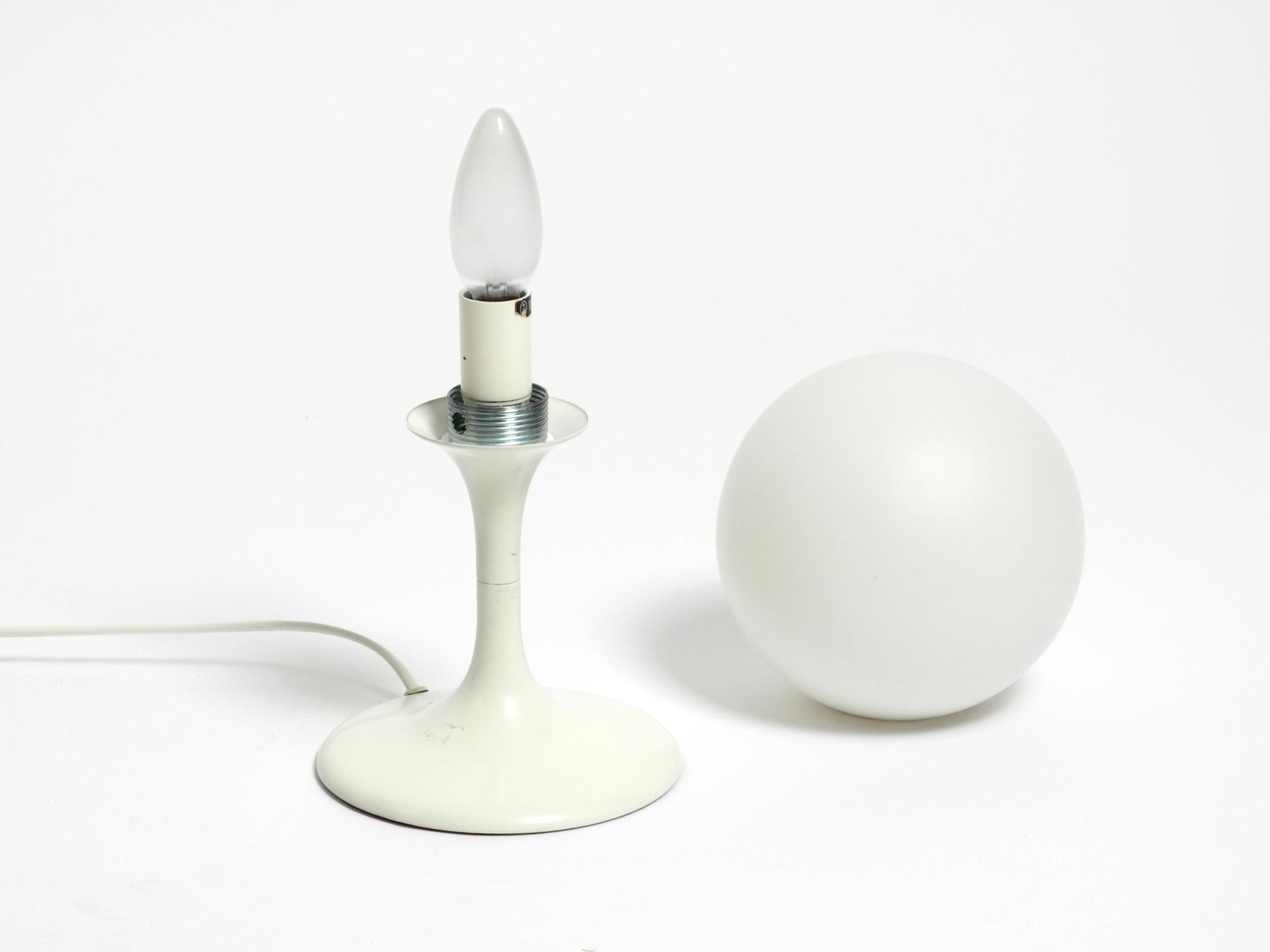 Lampada da tavolo originale degli anni '60 in metallo bianco di Max Bill per Temde con paralume in vetro opalino in vendita 4