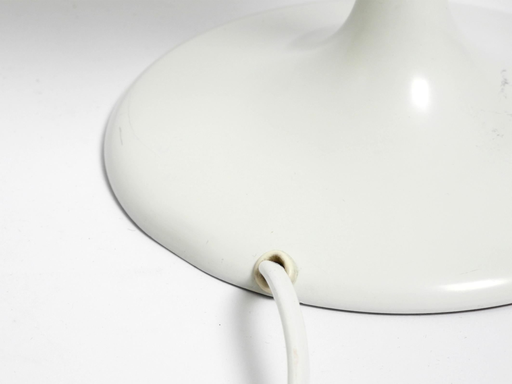 Lampada da tavolo originale degli anni '60 in metallo bianco di Max Bill per Temde con paralume in vetro opalino in vendita 5