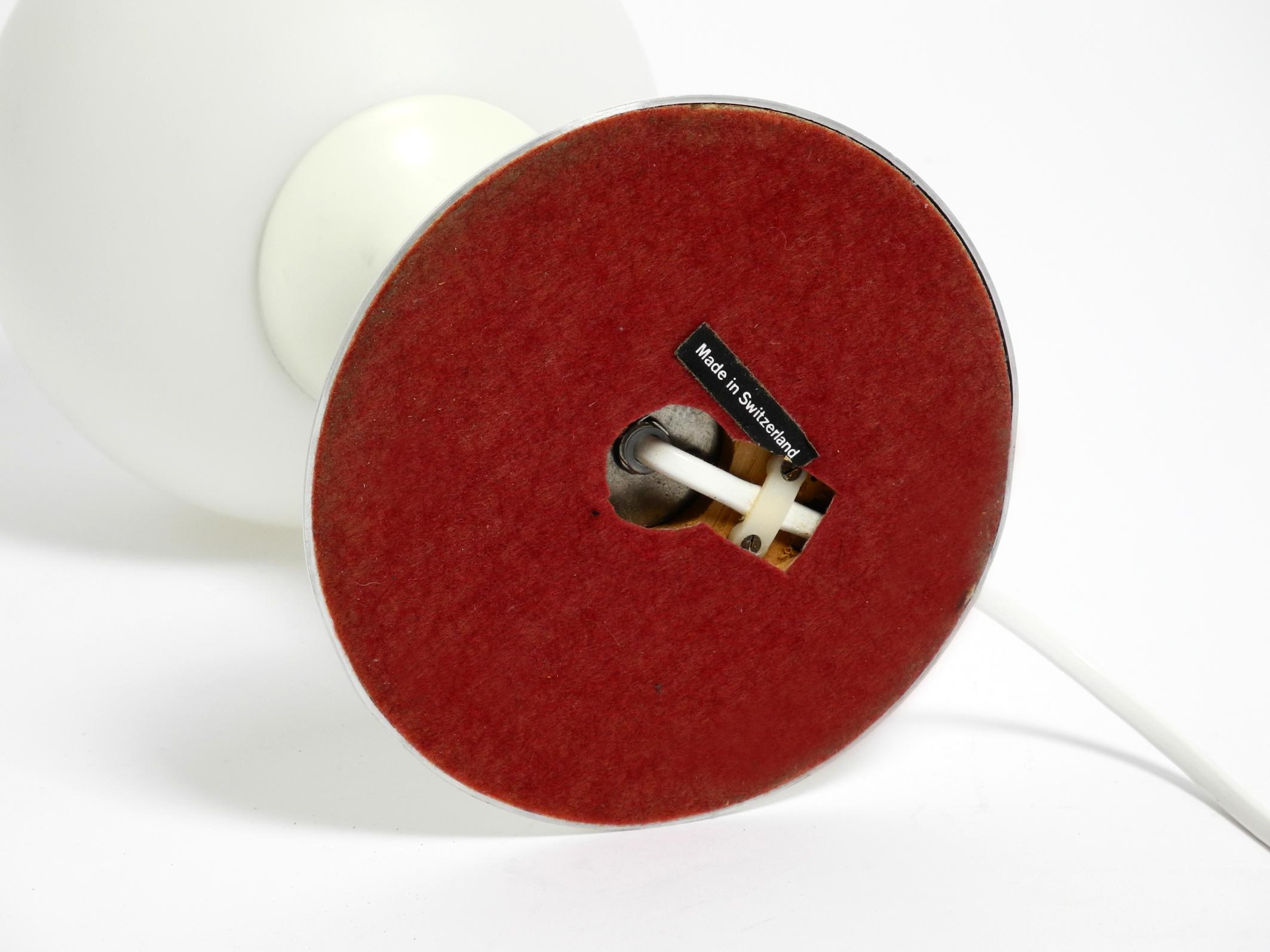 Lampada da tavolo originale degli anni '60 in metallo bianco di Max Bill per Temde con paralume in vetro opalino in vendita 7