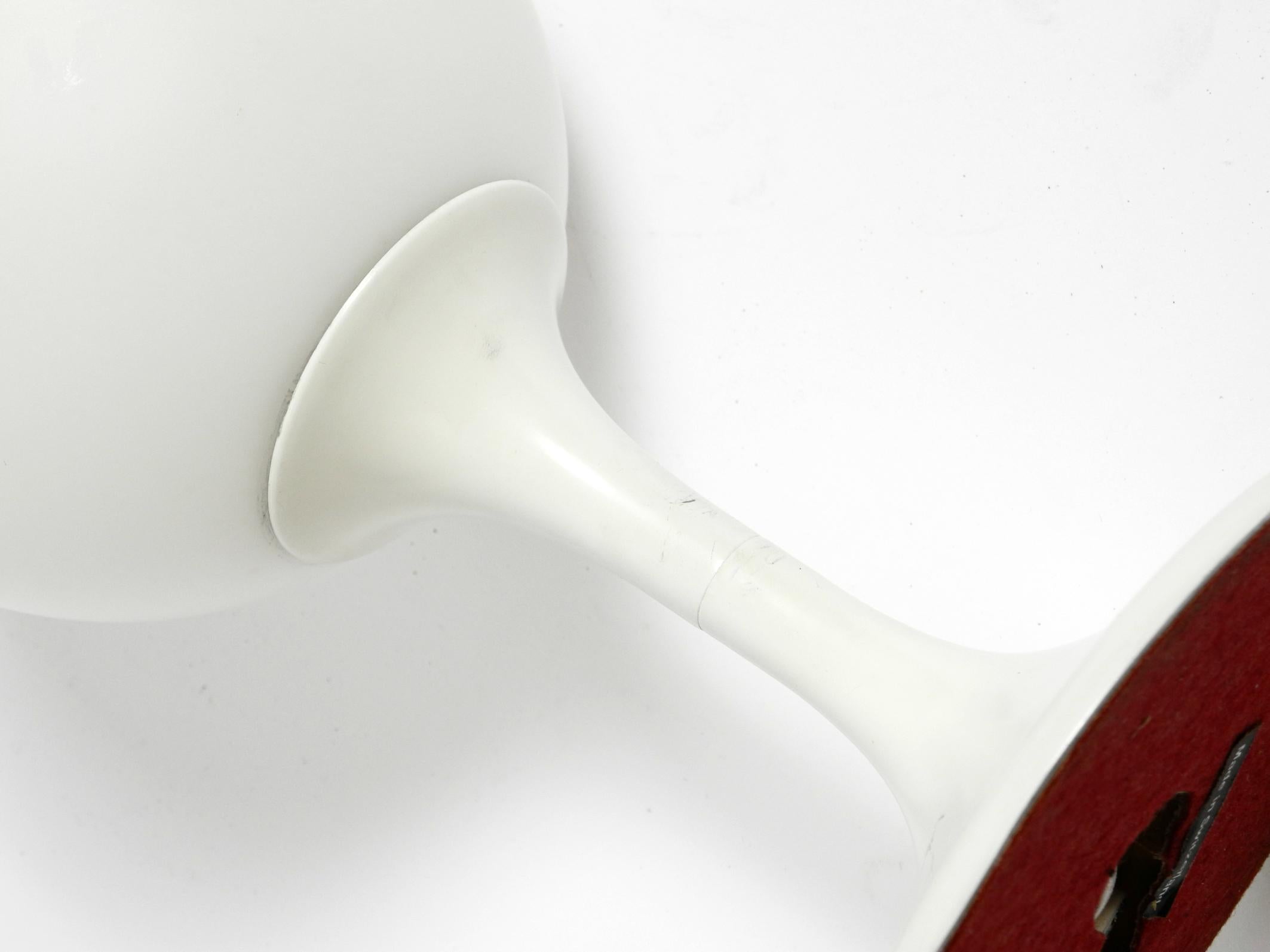 Lampada da tavolo originale degli anni '60 in metallo bianco di Max Bill per Temde con paralume in vetro opalino in vendita 8