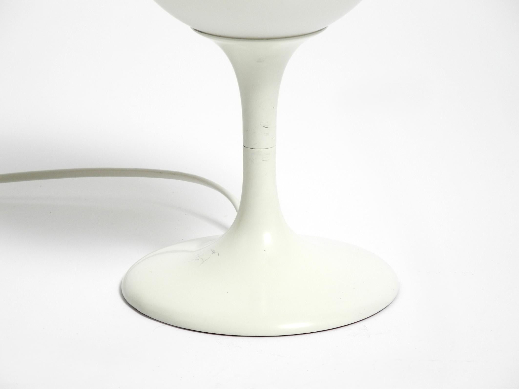 Lampada da tavolo originale degli anni '60 in metallo bianco di Max Bill per Temde con paralume in vetro opalino in vendita 9