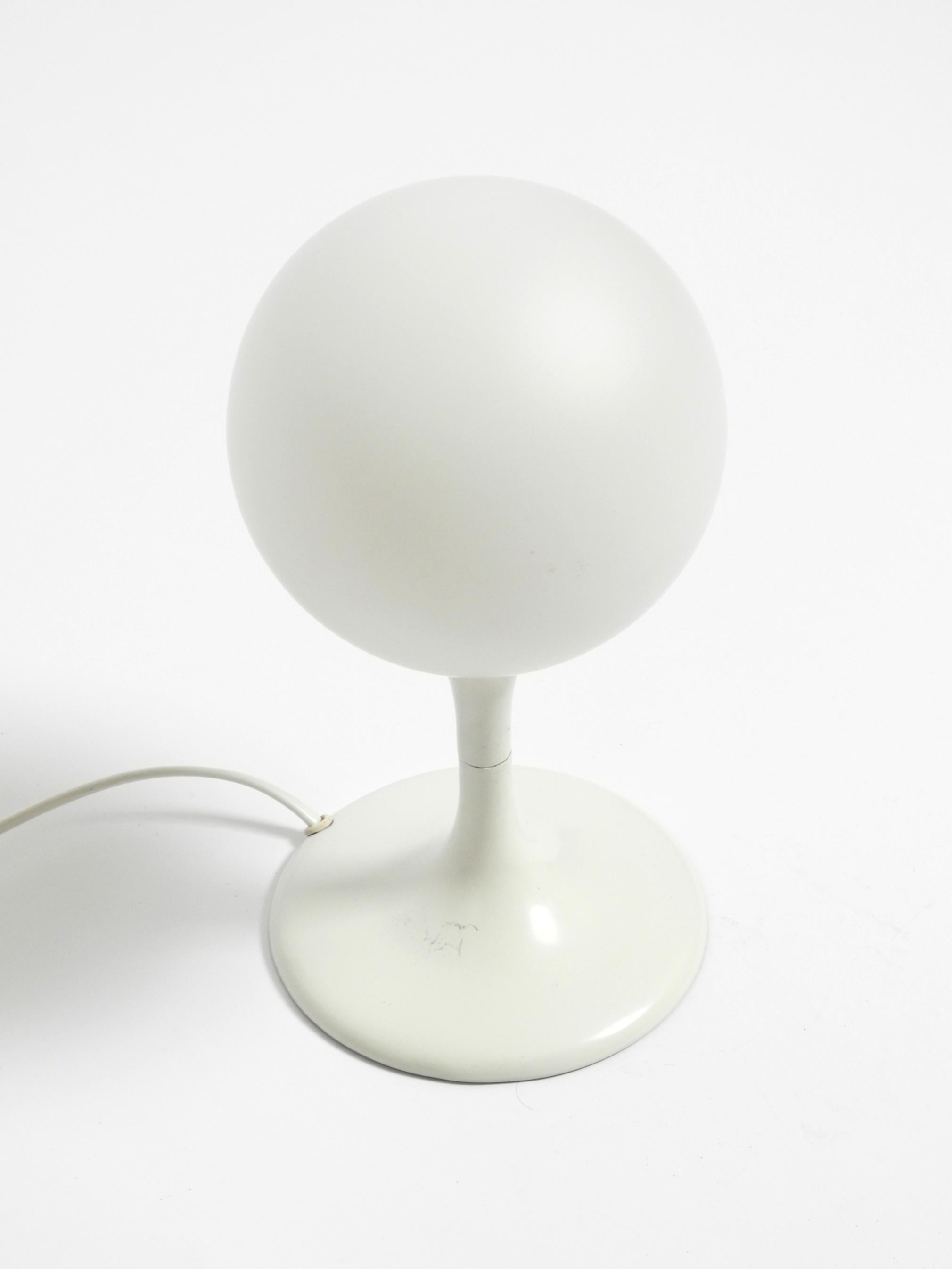 Lampada da tavolo originale degli anni '60 in metallo bianco di Max Bill per Temde con paralume in vetro opalino in vendita 10