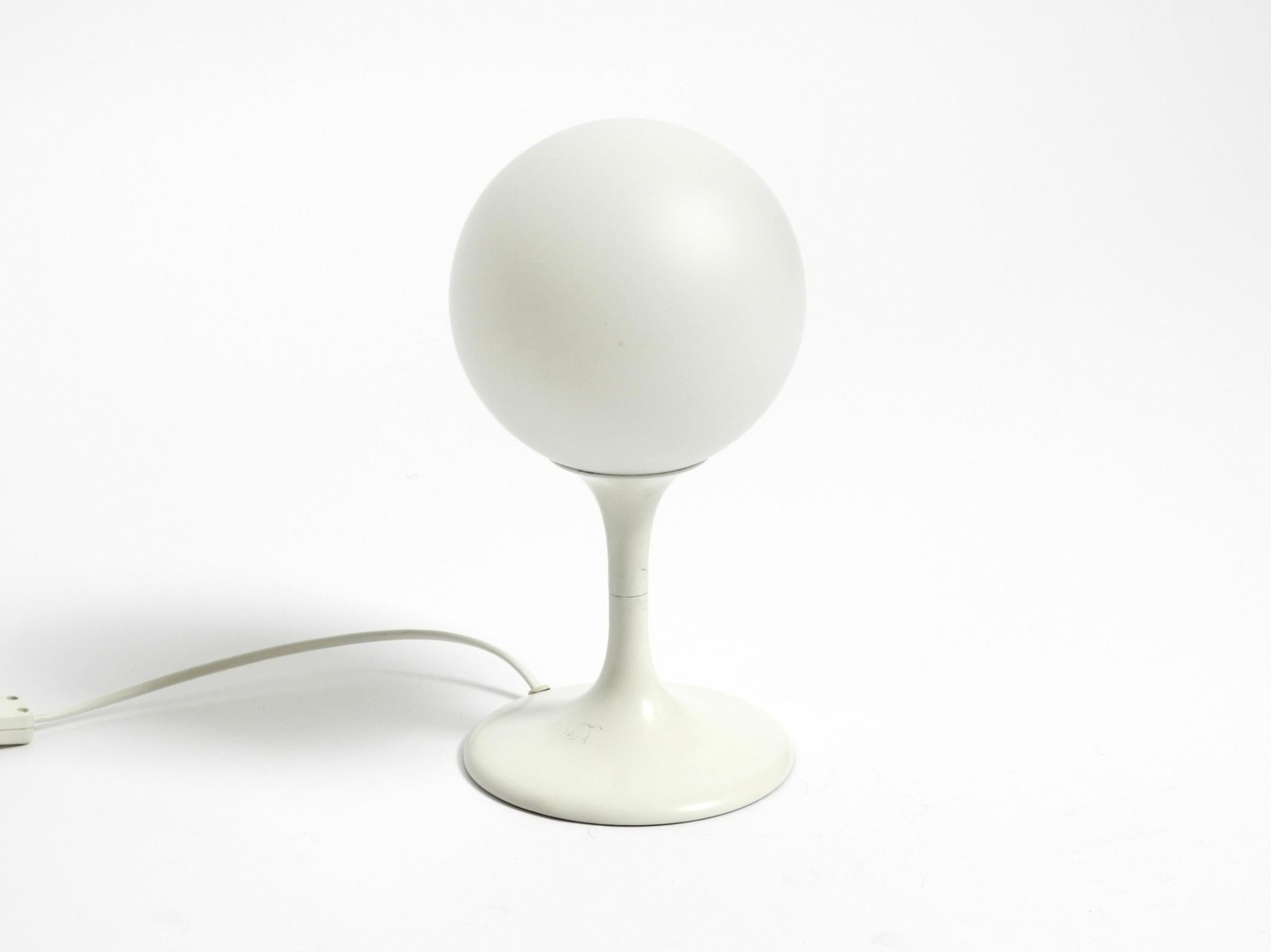 Lampada da tavolo originale degli anni '60 in metallo bianco di Max Bill per Temde con paralume in vetro opalino in vendita 11