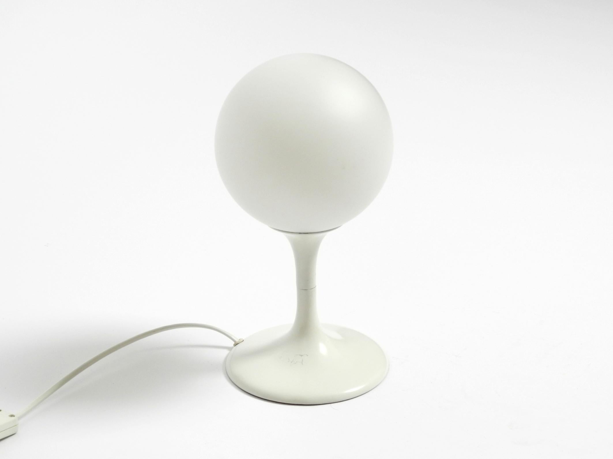 Lampada da tavolo originale degli anni '60 in metallo bianco di Temde con paralume in vetro opalino.
Con etichetta originale. Design/One di Max Bill.
Max Bill era un architetto, designer, artista e pittore svizzero di fama mondiale.
Questa