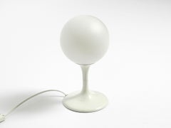 Lampe de table originale des années 60 en métal blanc par Max Bill pour Temde avec abat-jour en verre opale