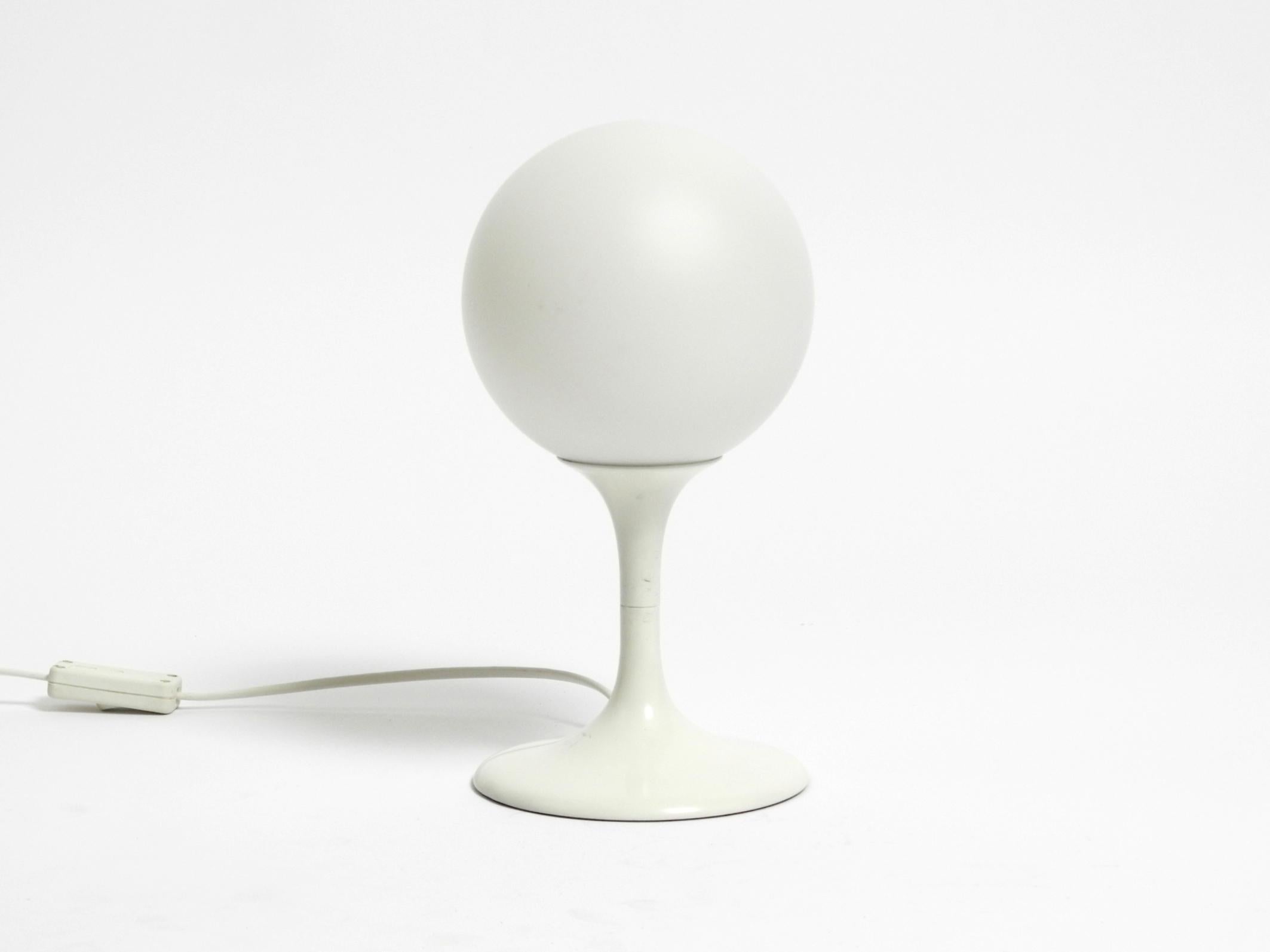 Space Age Lampada da tavolo originale degli anni '60 in metallo bianco di Max Bill per Temde con paralume in vetro opalino in vendita