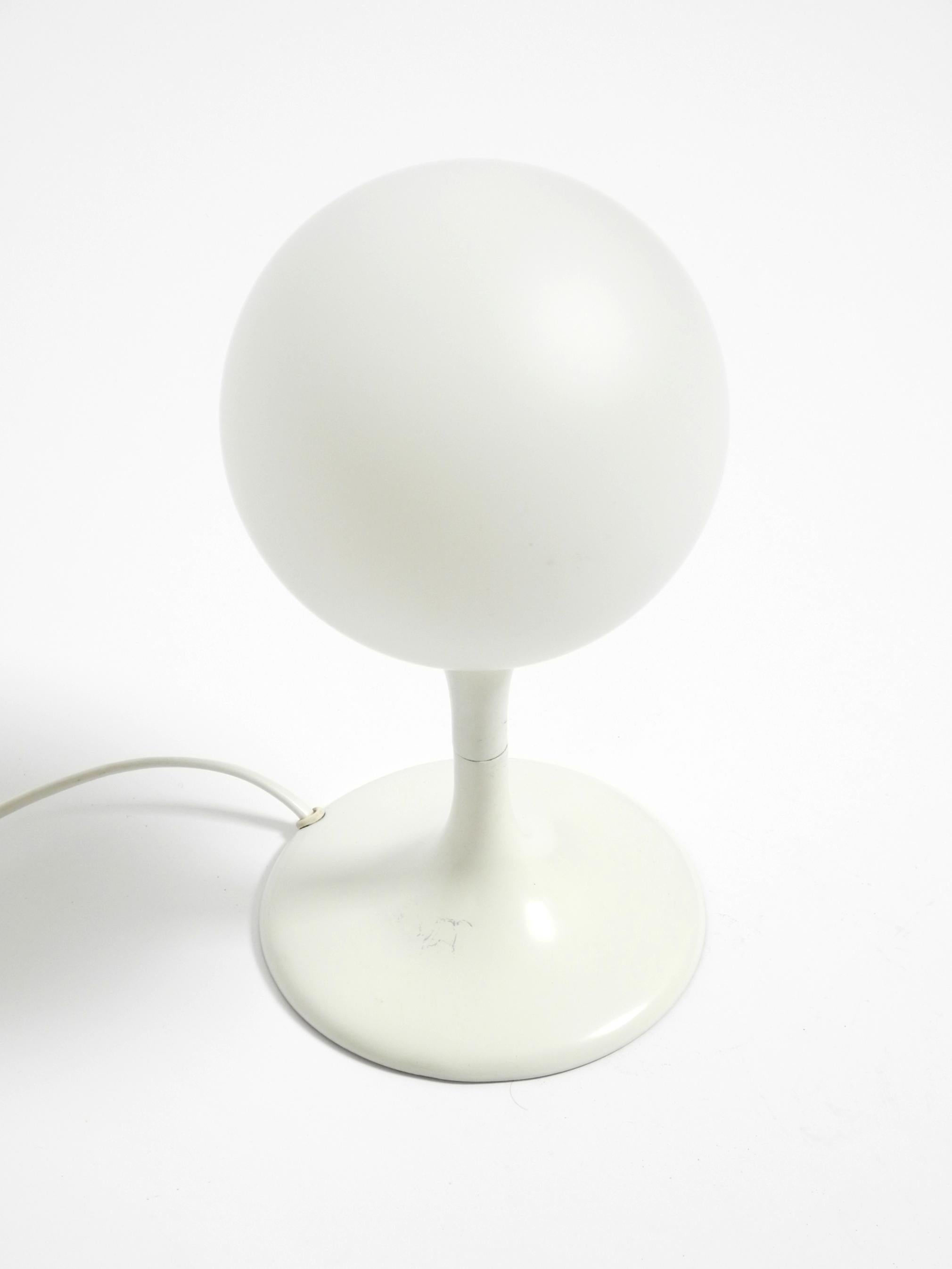 Svizzero Lampada da tavolo originale degli anni '60 in metallo bianco di Max Bill per Temde con paralume in vetro opalino in vendita