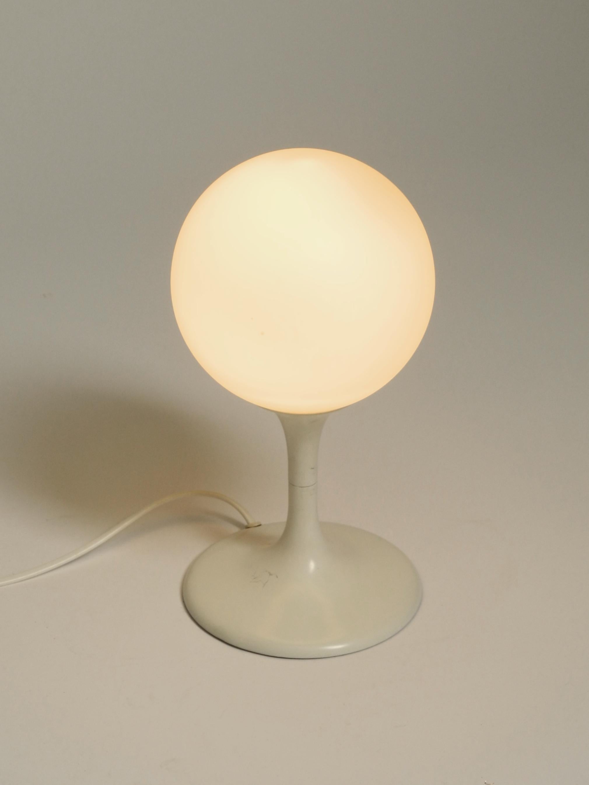 Metà XX secolo Lampada da tavolo originale degli anni '60 in metallo bianco di Max Bill per Temde con paralume in vetro opalino in vendita
