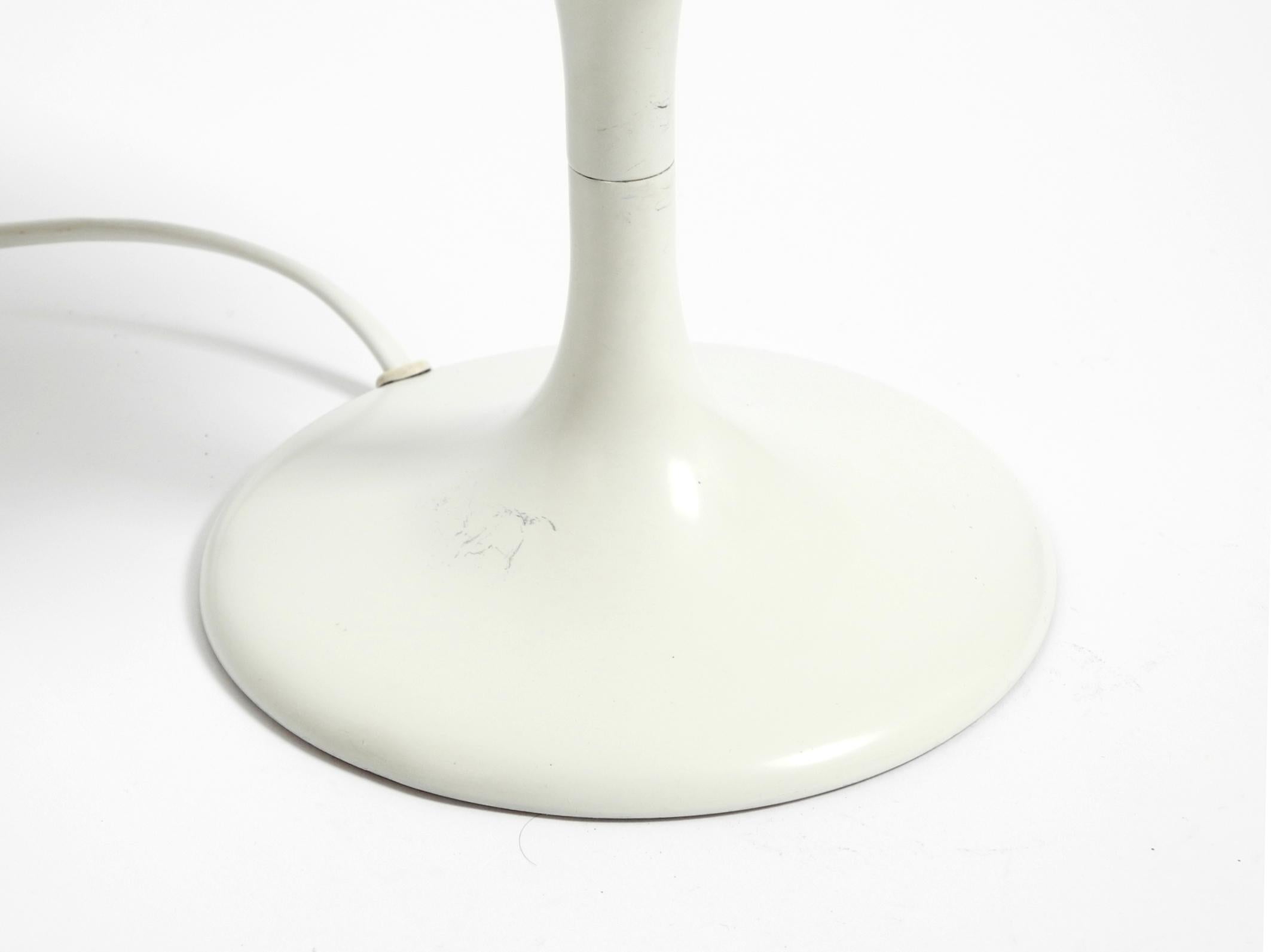 Metallo Lampada da tavolo originale degli anni '60 in metallo bianco di Max Bill per Temde con paralume in vetro opalino in vendita