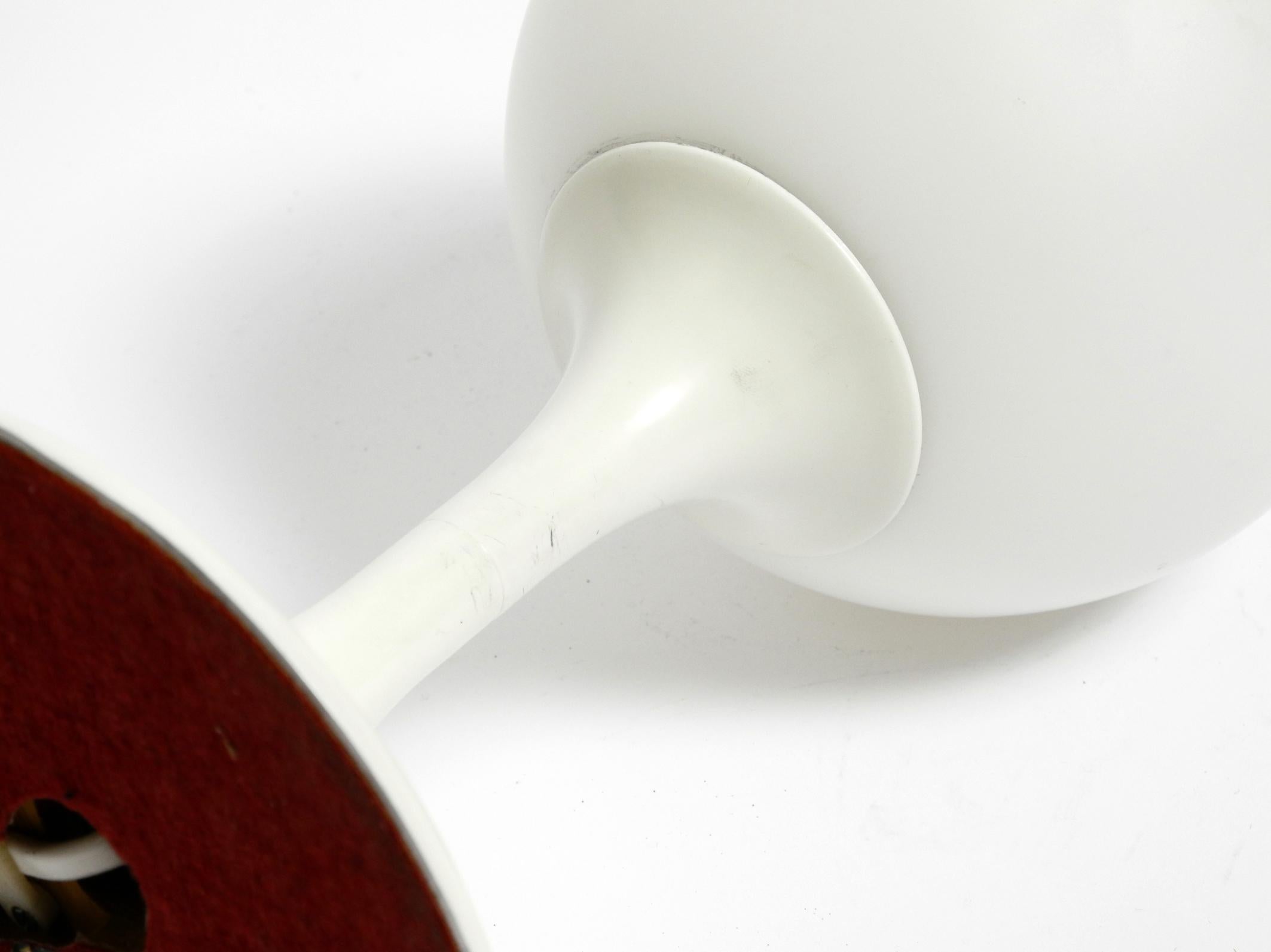 Lampada da tavolo originale degli anni '60 in metallo bianco di Max Bill per Temde con paralume in vetro opalino in vendita 1