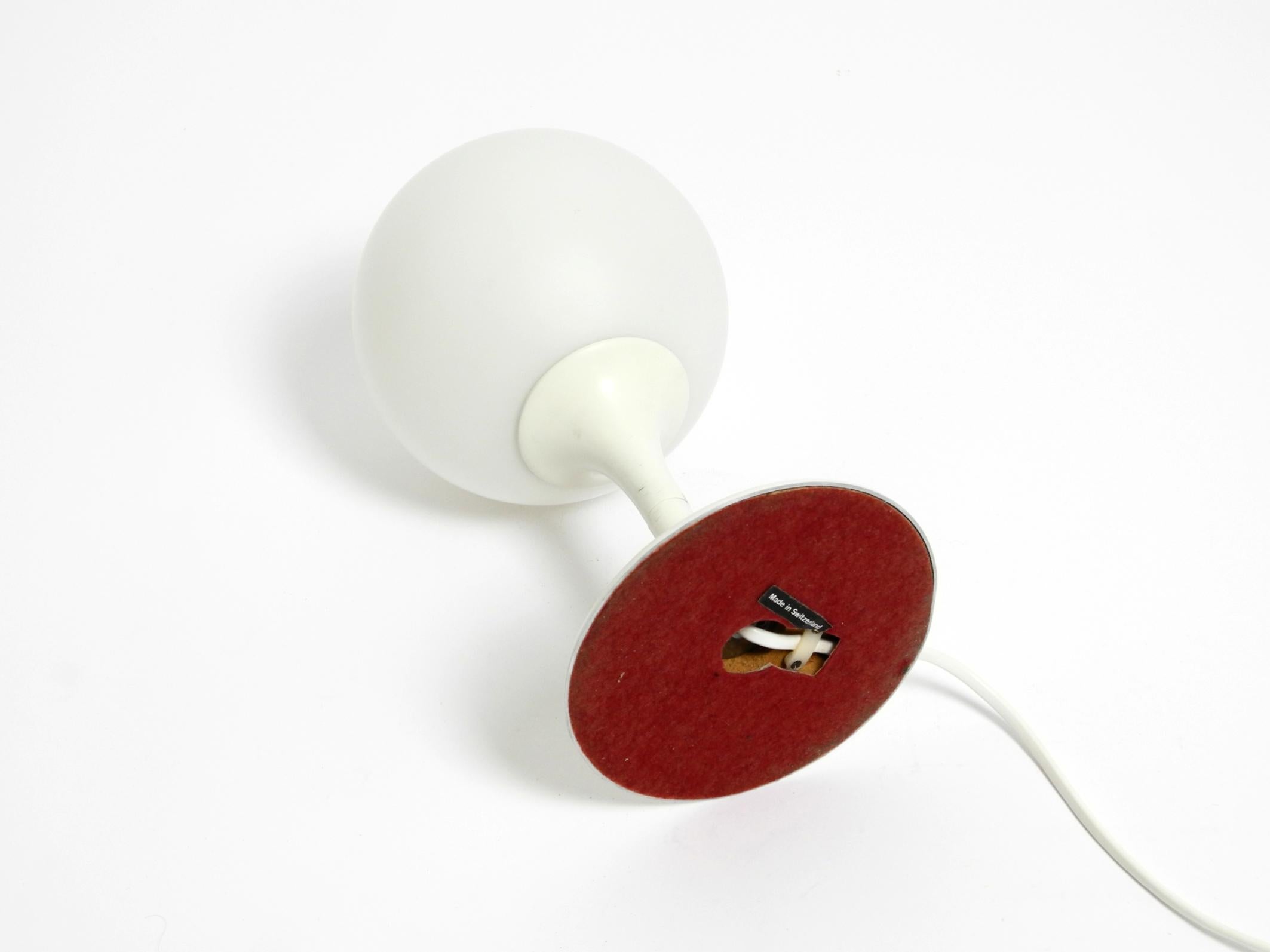Lampada da tavolo originale degli anni '60 in metallo bianco di Max Bill per Temde con paralume in vetro opalino in vendita 2